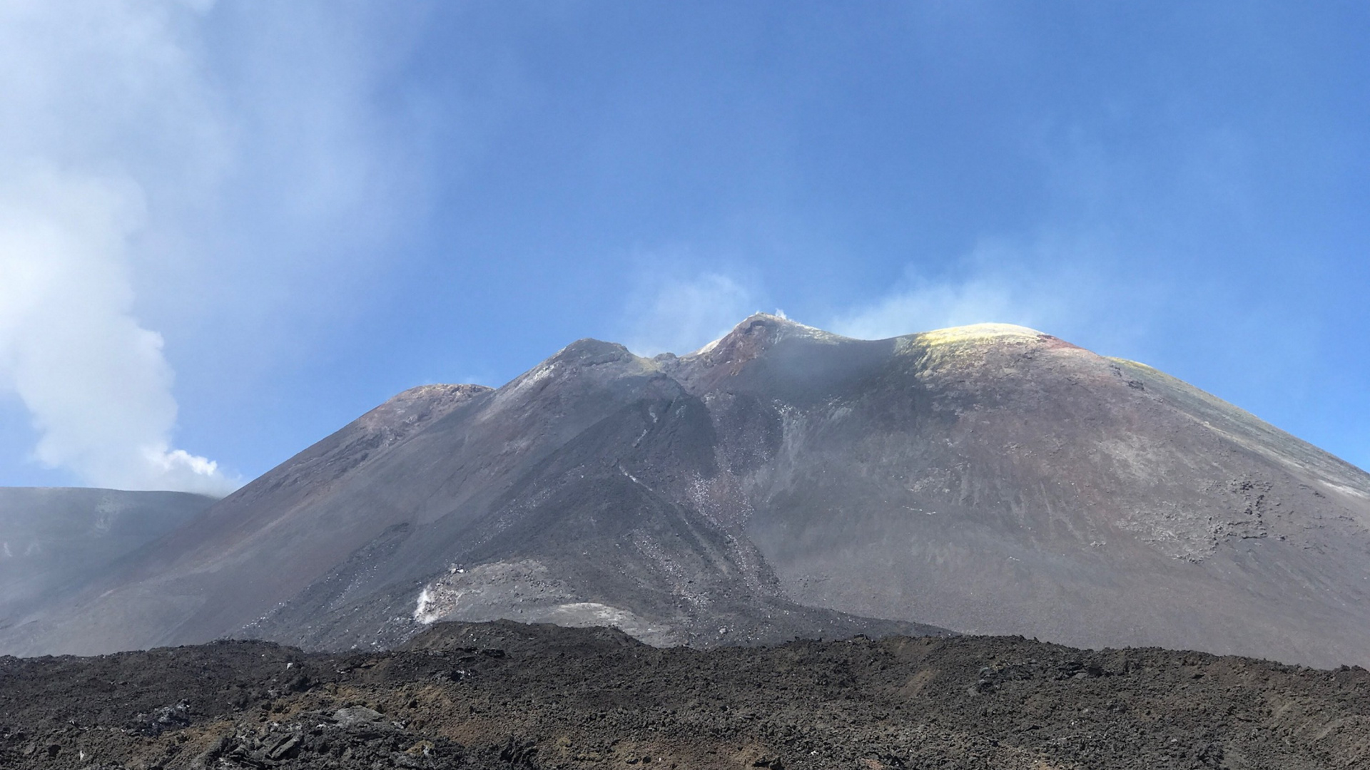 Montaña Gris Bajo un Cielo Azul Durante el Día. Wallpaper in 1920x1080 Resolution