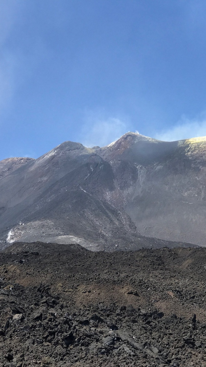 Montagne Grise Sous Ciel Bleu Pendant la Journée. Wallpaper in 720x1280 Resolution