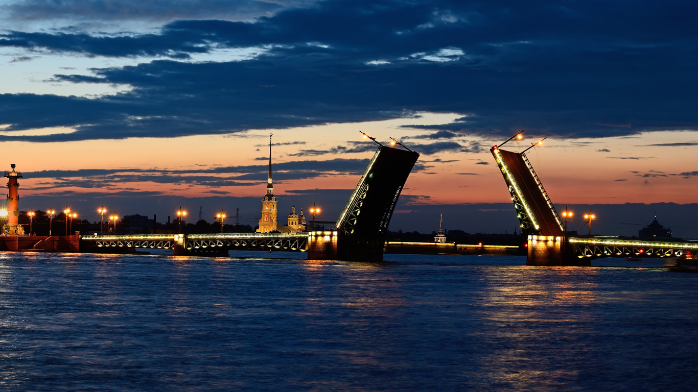 Skyline Der Stadt Über Gewässer Bei Sonnenuntergang. Wallpaper in 1366x768 Resolution