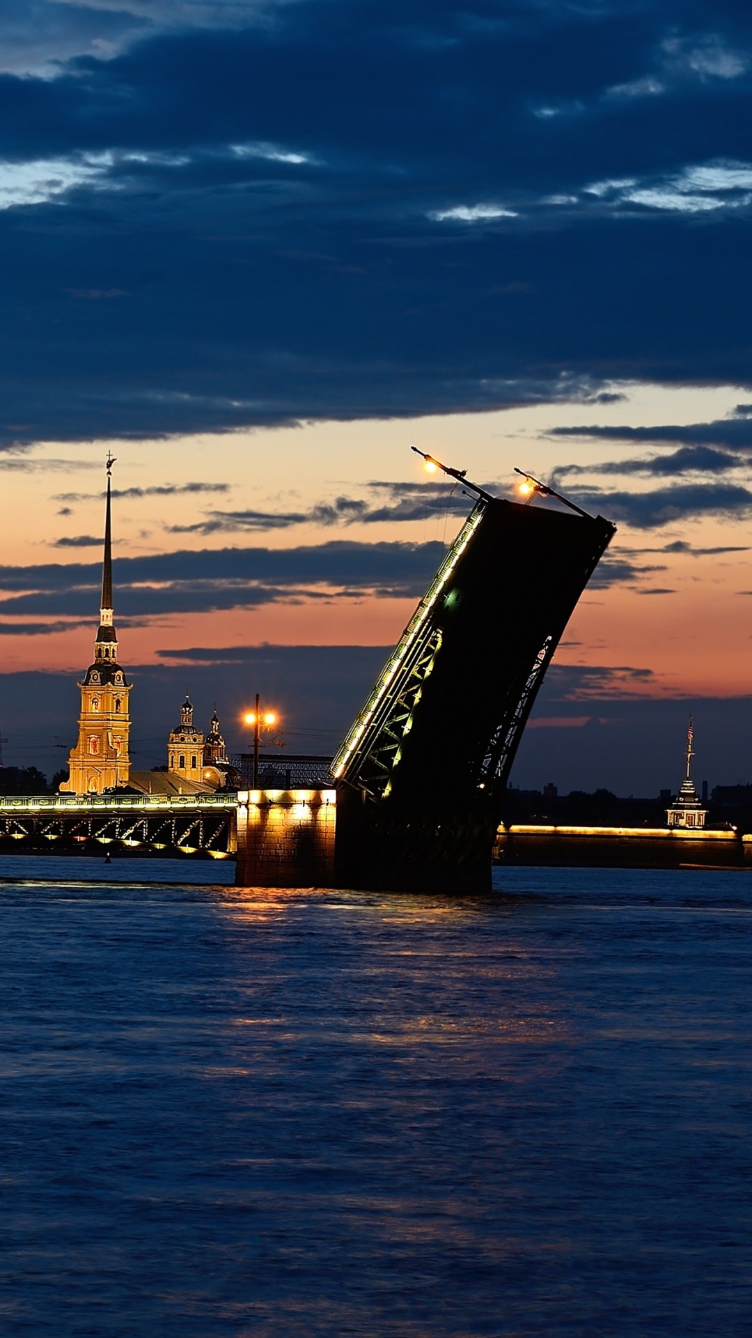 Horizon de la Ville à Travers le Plan D'eau Pendant le Coucher du Soleil. Wallpaper in 1080x1920 Resolution