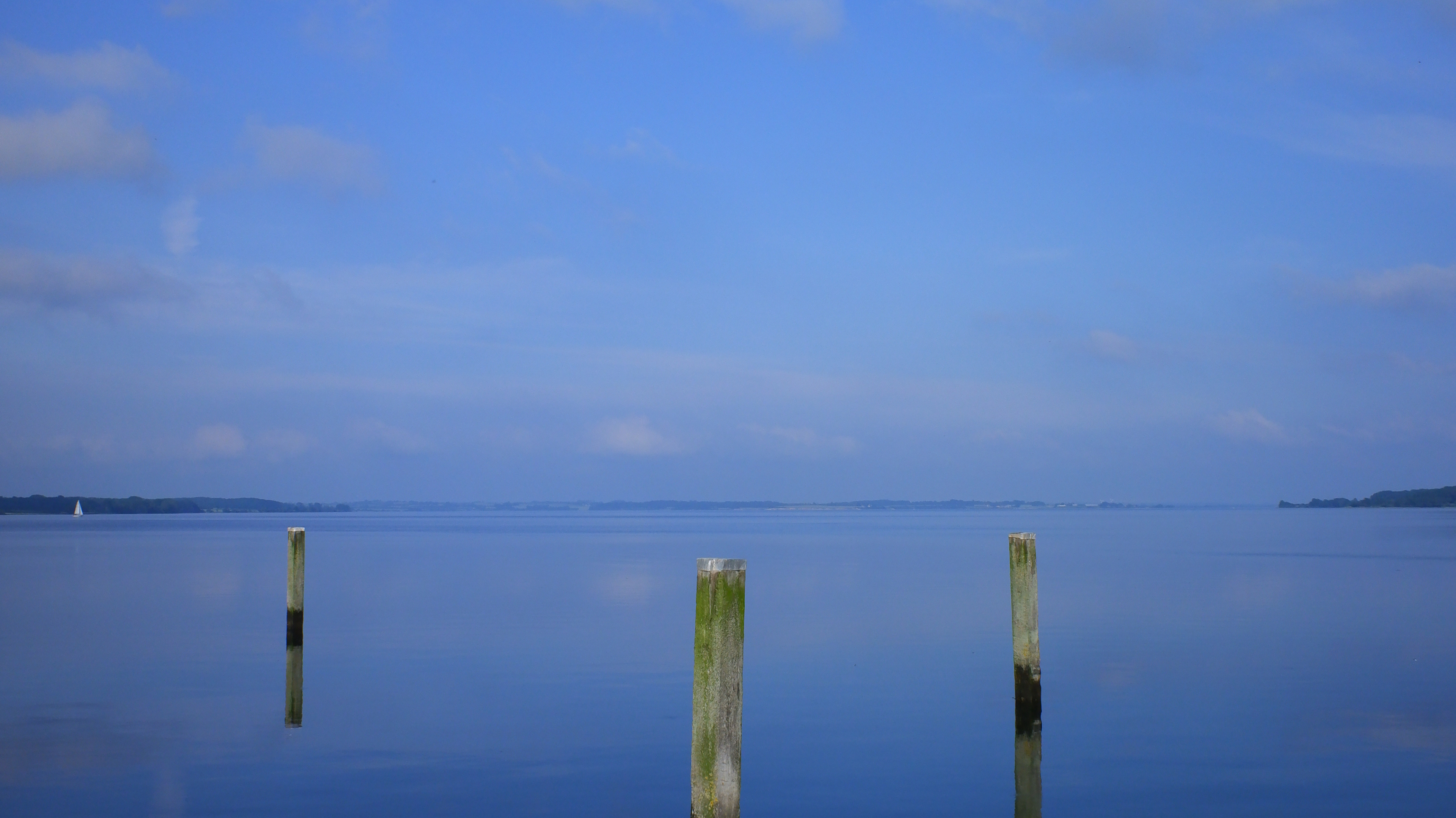 Brown Wooden Stick on Body of Water During Daytime. Wallpaper in 3840x2160 Resolution