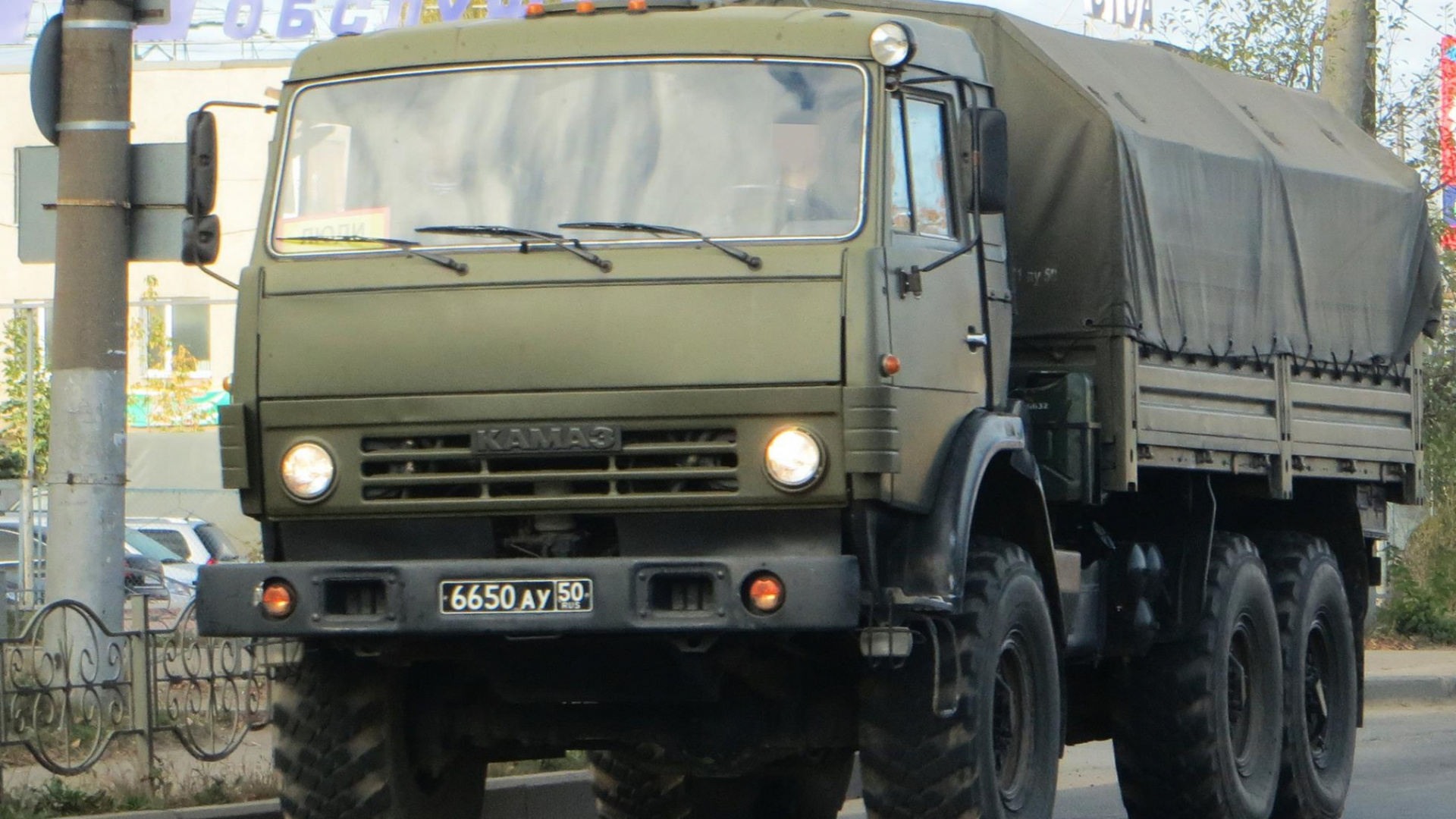 Green and White Truck on Road During Daytime. Wallpaper in 1920x1080 Resolution
