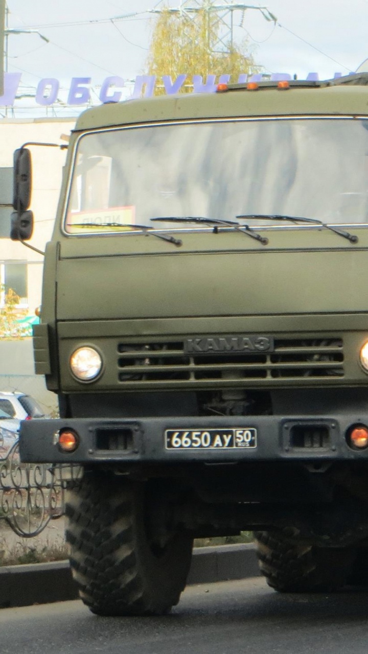 Grün-weißer LKW Tagsüber Unterwegs. Wallpaper in 720x1280 Resolution