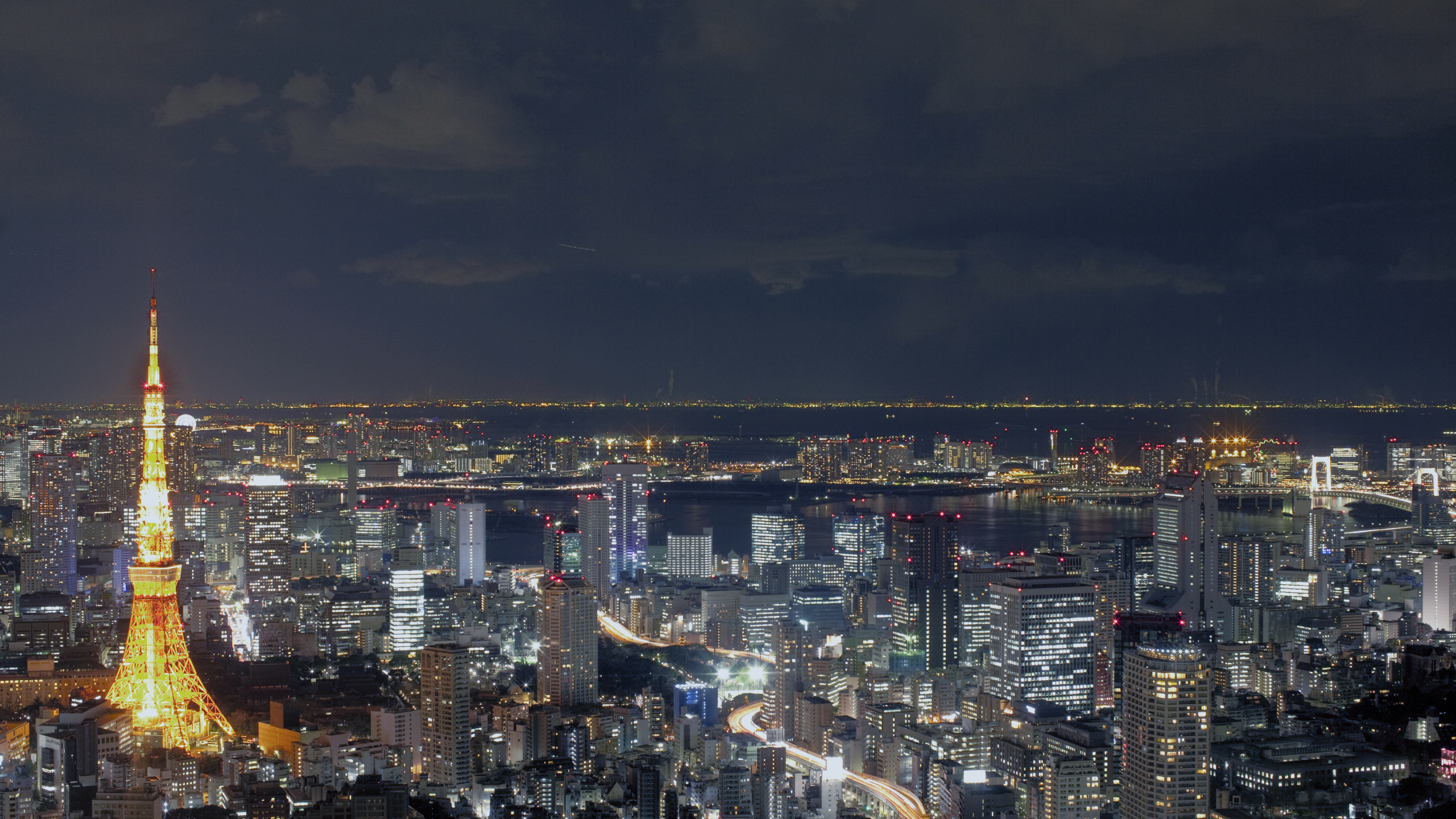 Vue Aérienne de la Ville Pendant la Nuit. Wallpaper in 2560x1440 Resolution