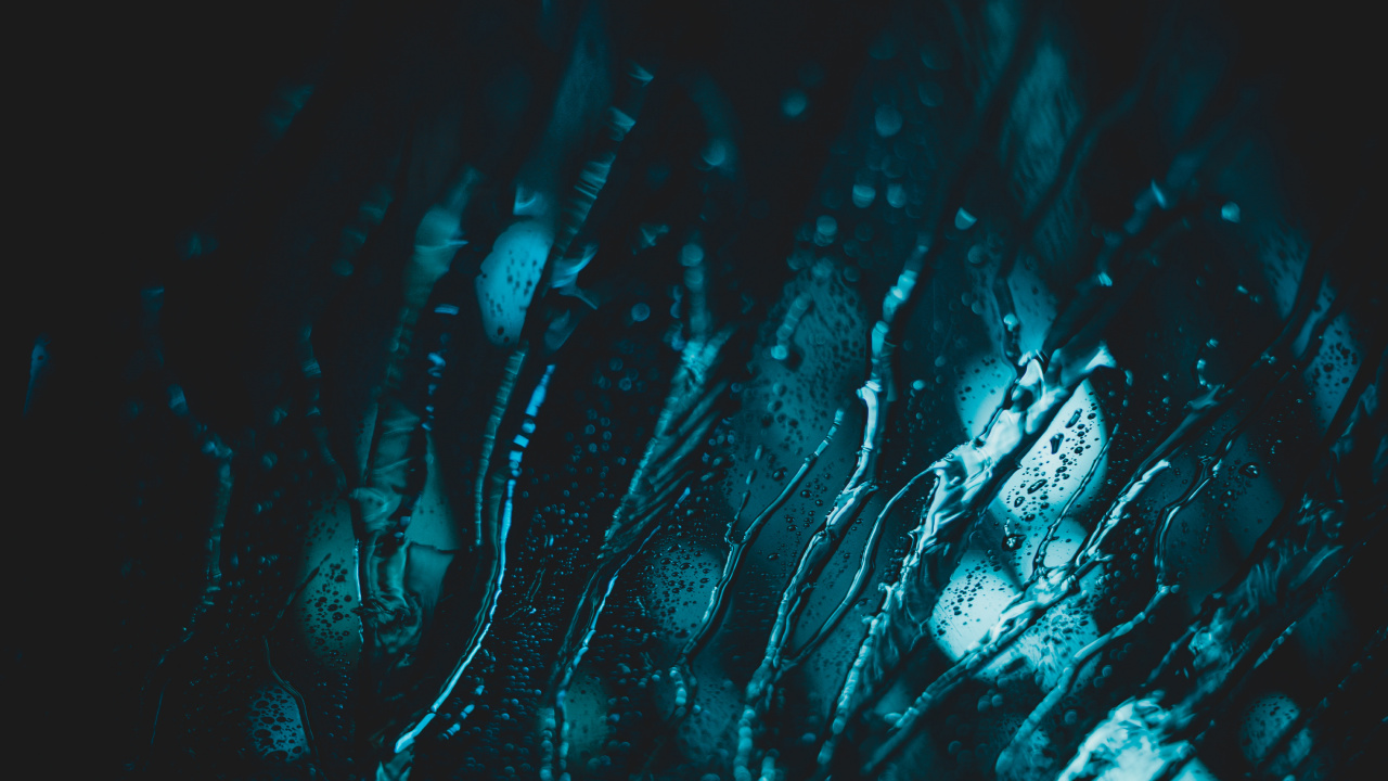 Gotas de Agua Sobre Fondo Azul. Wallpaper in 1280x720 Resolution