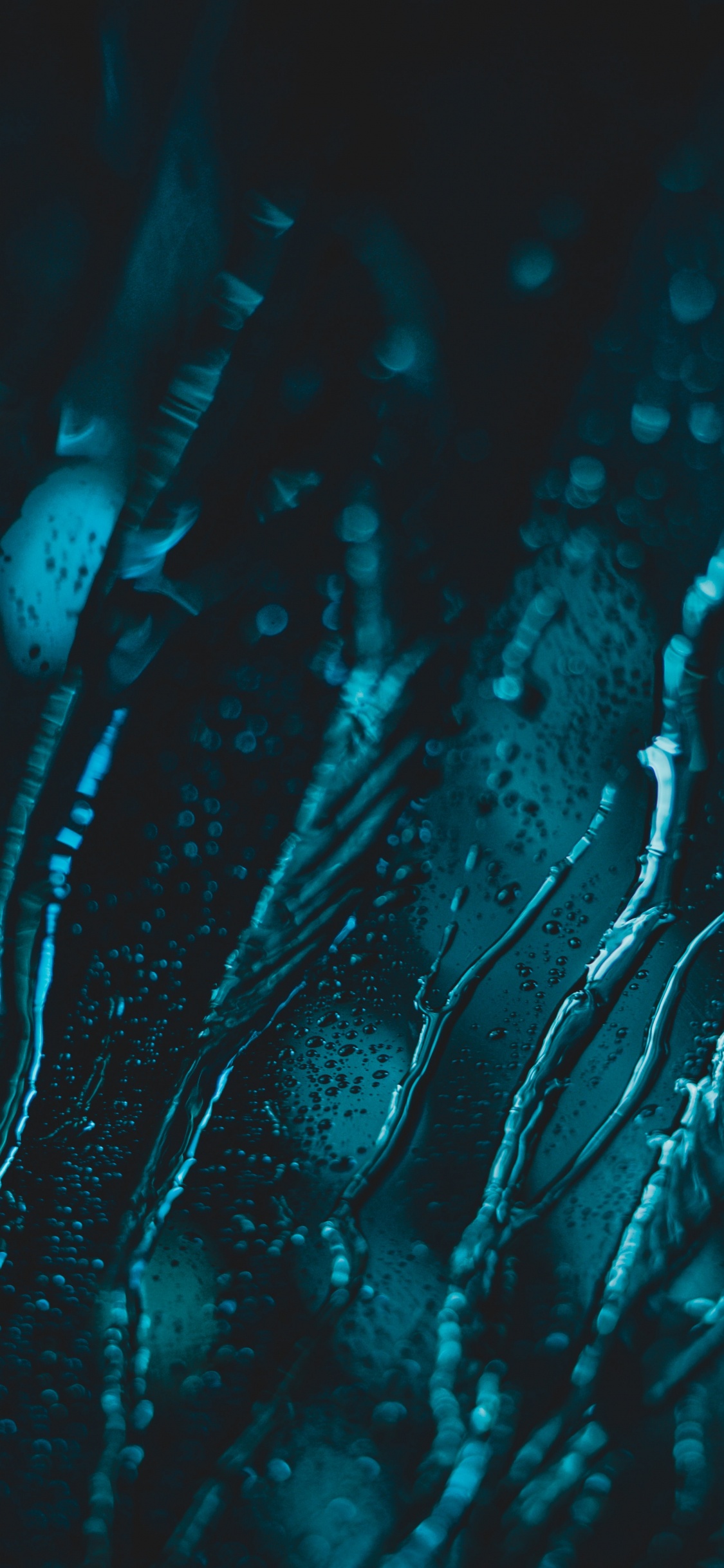 Wassertropfen Auf Blauem Hintergrund. Wallpaper in 1125x2436 Resolution