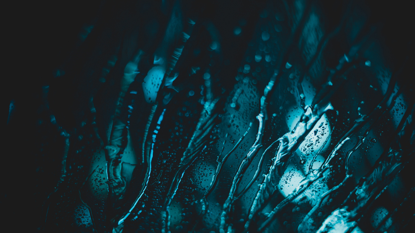 Wassertropfen Auf Blauem Hintergrund. Wallpaper in 1366x768 Resolution