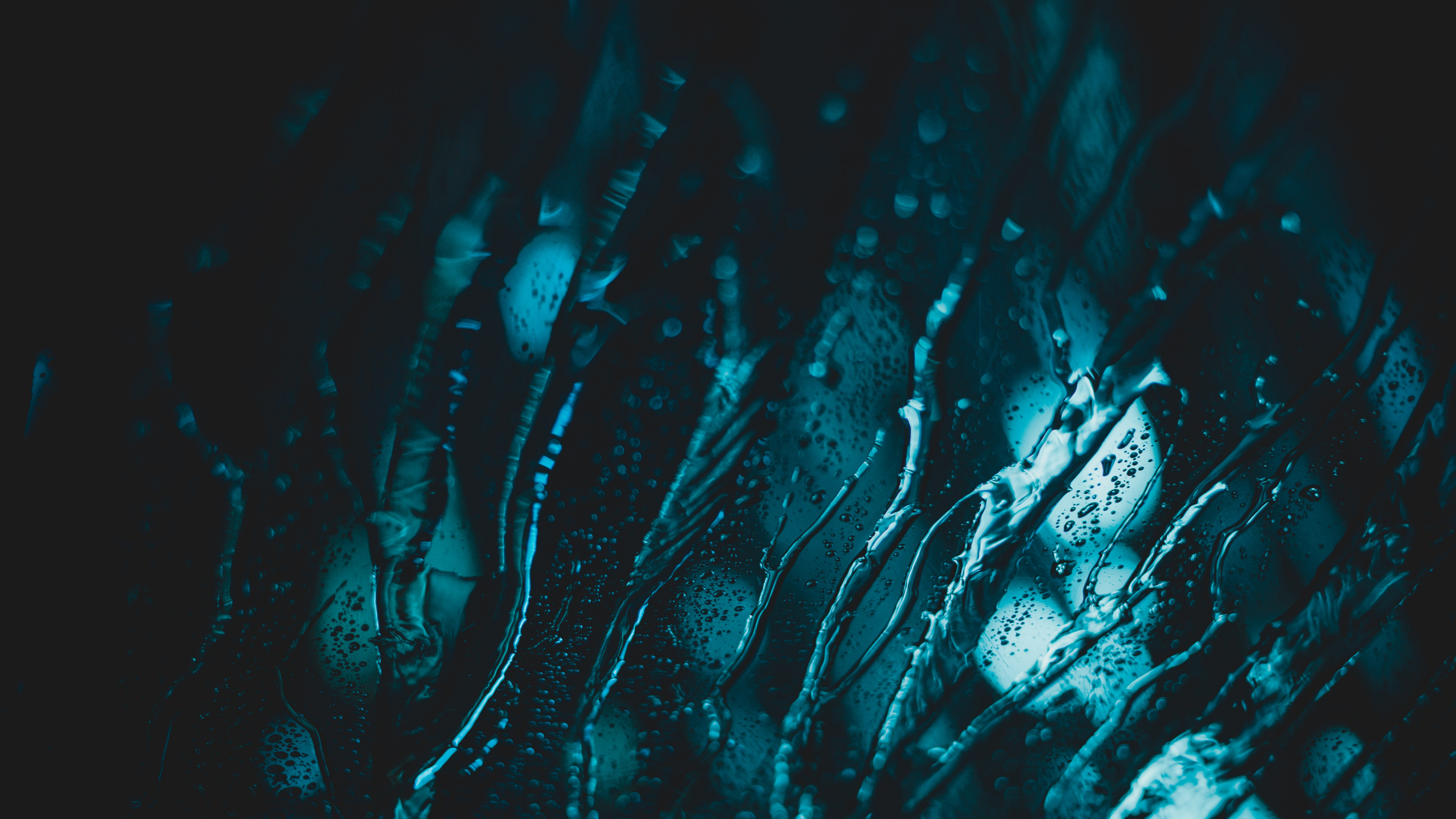 Wassertropfen Auf Blauem Hintergrund. Wallpaper in 3840x2160 Resolution