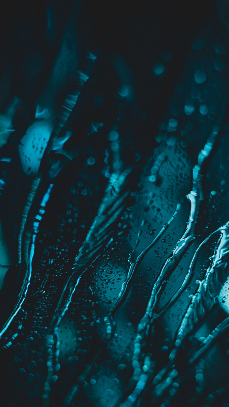 Wassertropfen Auf Blauem Hintergrund. Wallpaper in 750x1334 Resolution