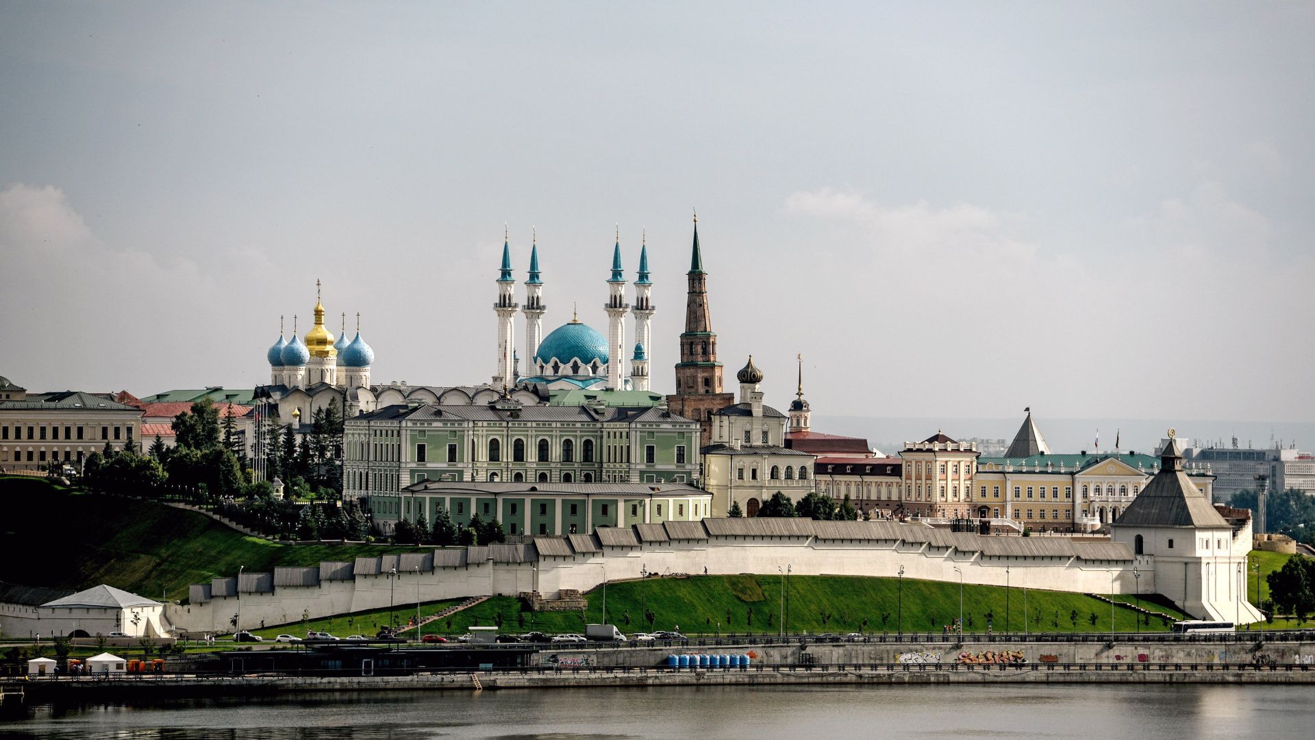 Bâtiment en Béton Blanc et Vert Près D'un Plan D'eau Pendant la Journée. Wallpaper in 1920x1080 Resolution