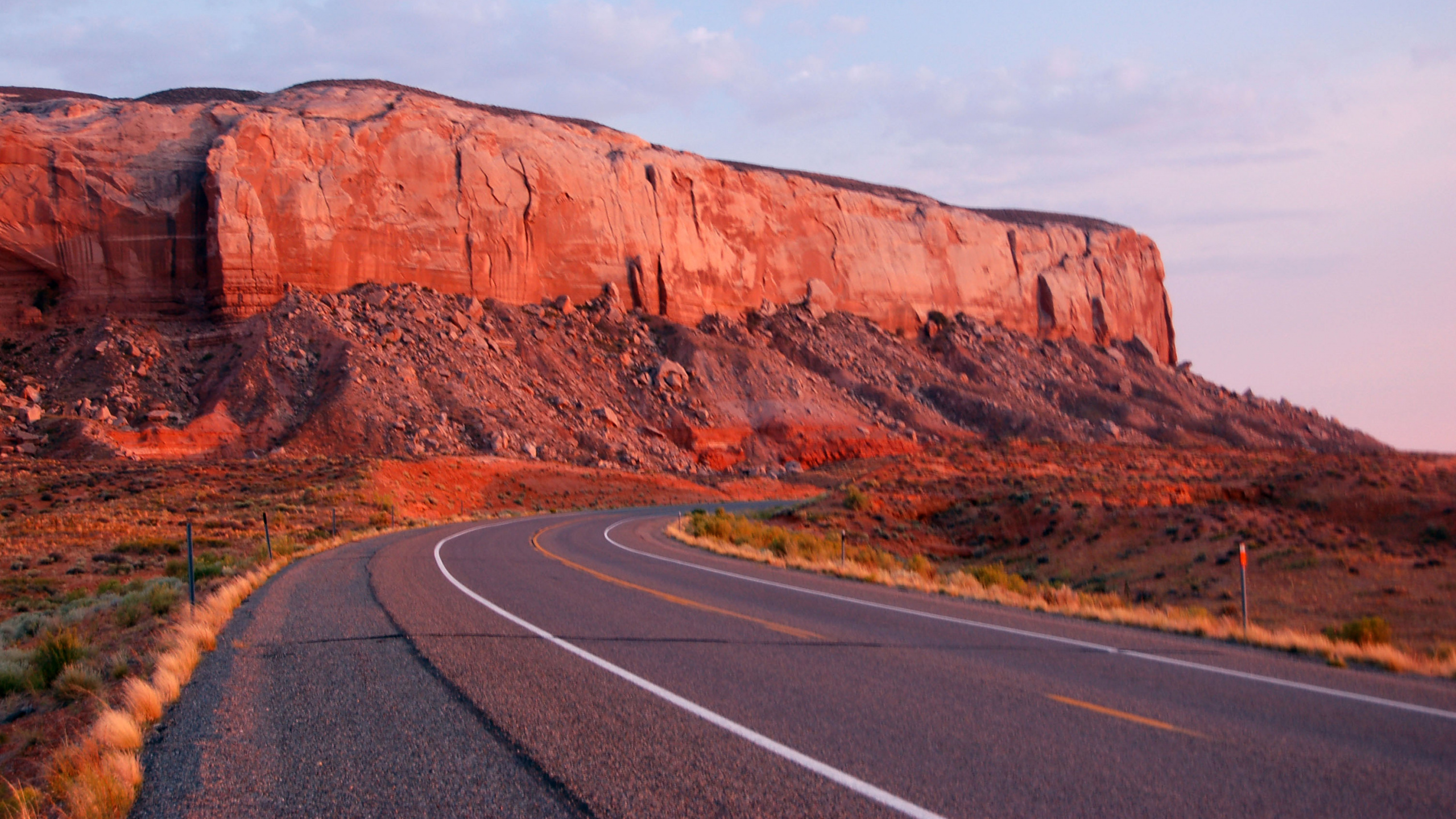 Formation Rocheuse Brune à Côté de la Route Goudronnée Grise Pendant la Journée. Wallpaper in 2560x1440 Resolution