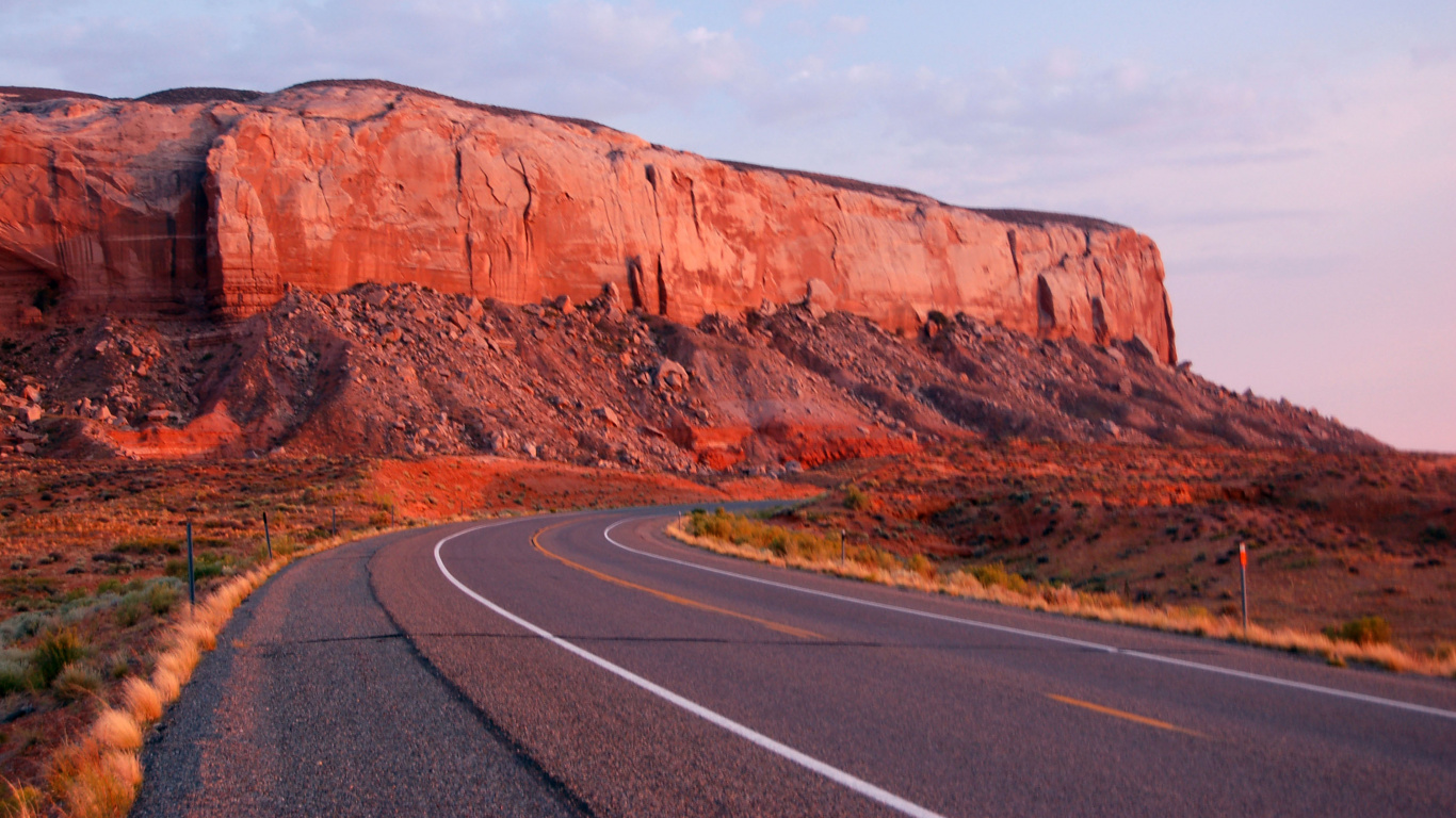 Braune Felsformation Neben Grauer Asphaltstraße Tagsüber. Wallpaper in 1366x768 Resolution