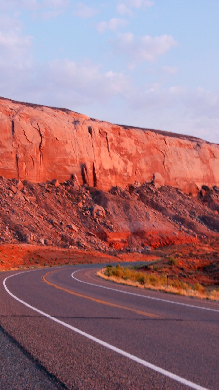 Braune Felsformation Neben Grauer Asphaltstraße Tagsüber. Wallpaper in 720x1280 Resolution