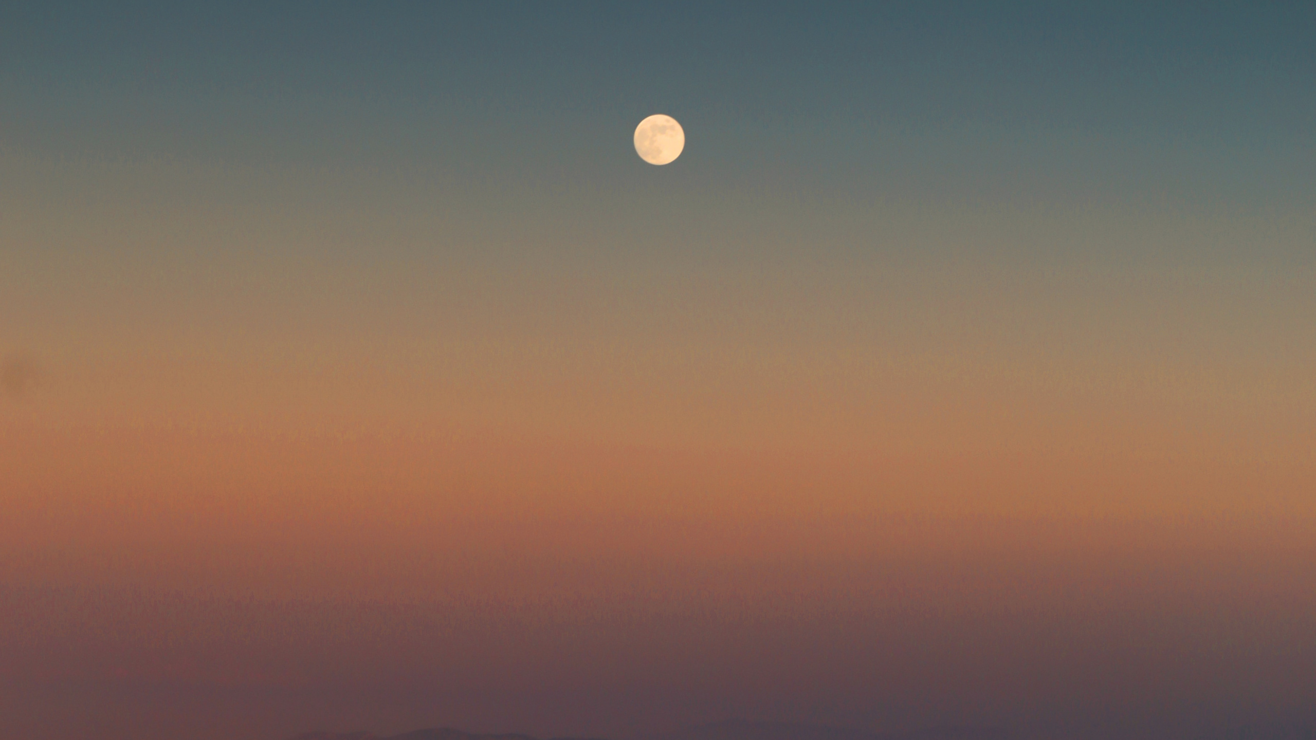 Montagnes Brunes Sous Ciel Bleu Pendant la Journée. Wallpaper in 2560x1440 Resolution