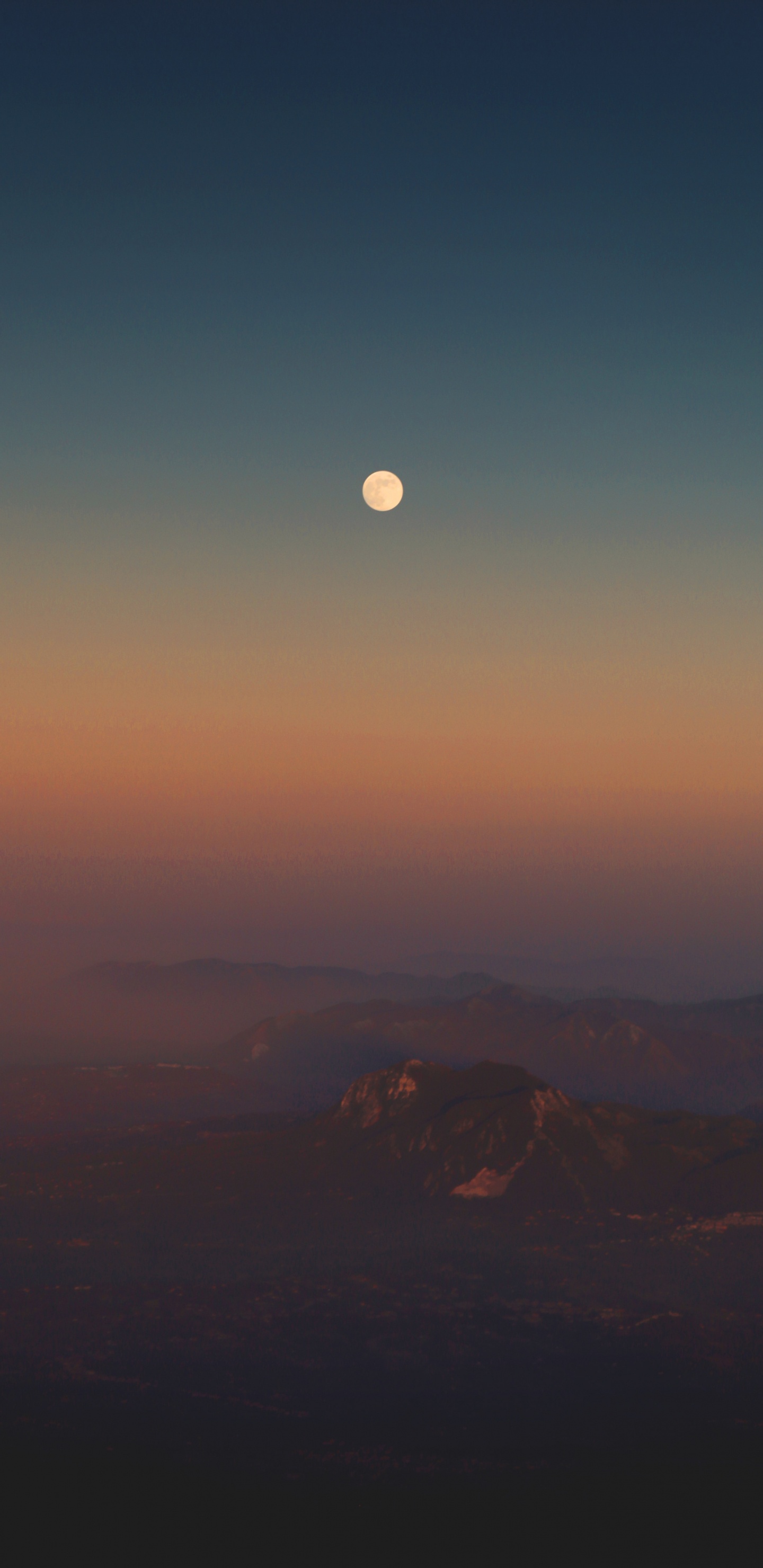 Montañas Marrones Bajo un Cielo Azul Durante el Día. Wallpaper in 1440x2960 Resolution