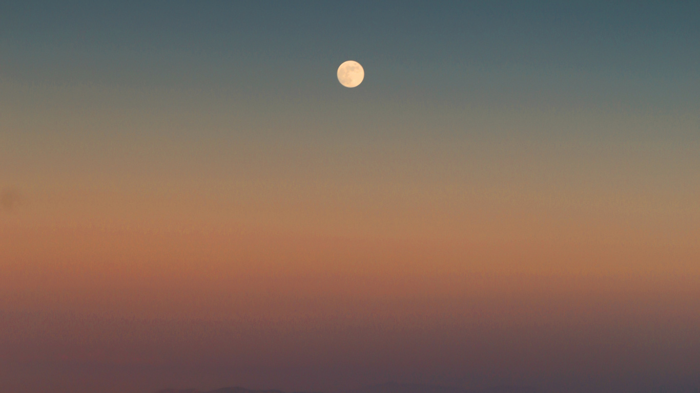 Tagsüber Braune Berge Unter Blauem Himmel. Wallpaper in 1366x768 Resolution
