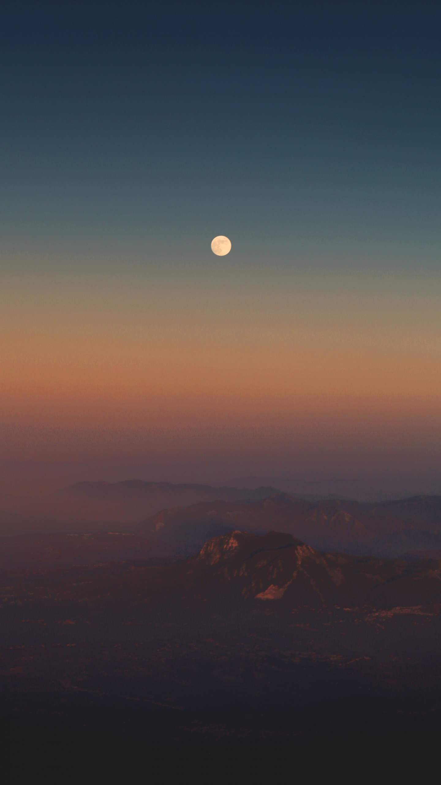 Tagsüber Braune Berge Unter Blauem Himmel. Wallpaper in 1440x2560 Resolution