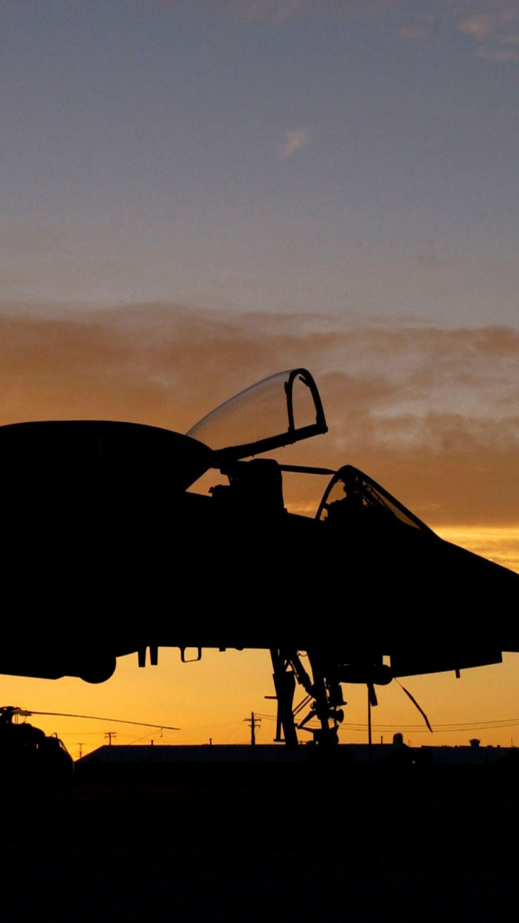 Silhouette D'avion Pendant le Coucher du Soleil. Wallpaper in 750x1334 Resolution