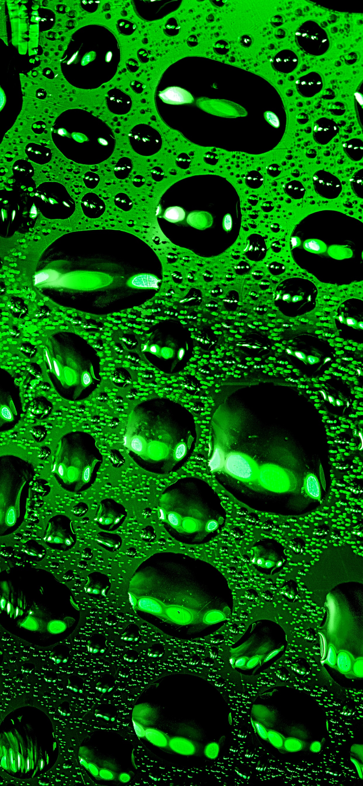 Gotas de Agua Sobre Fondo Azul. Wallpaper in 1242x2688 Resolution