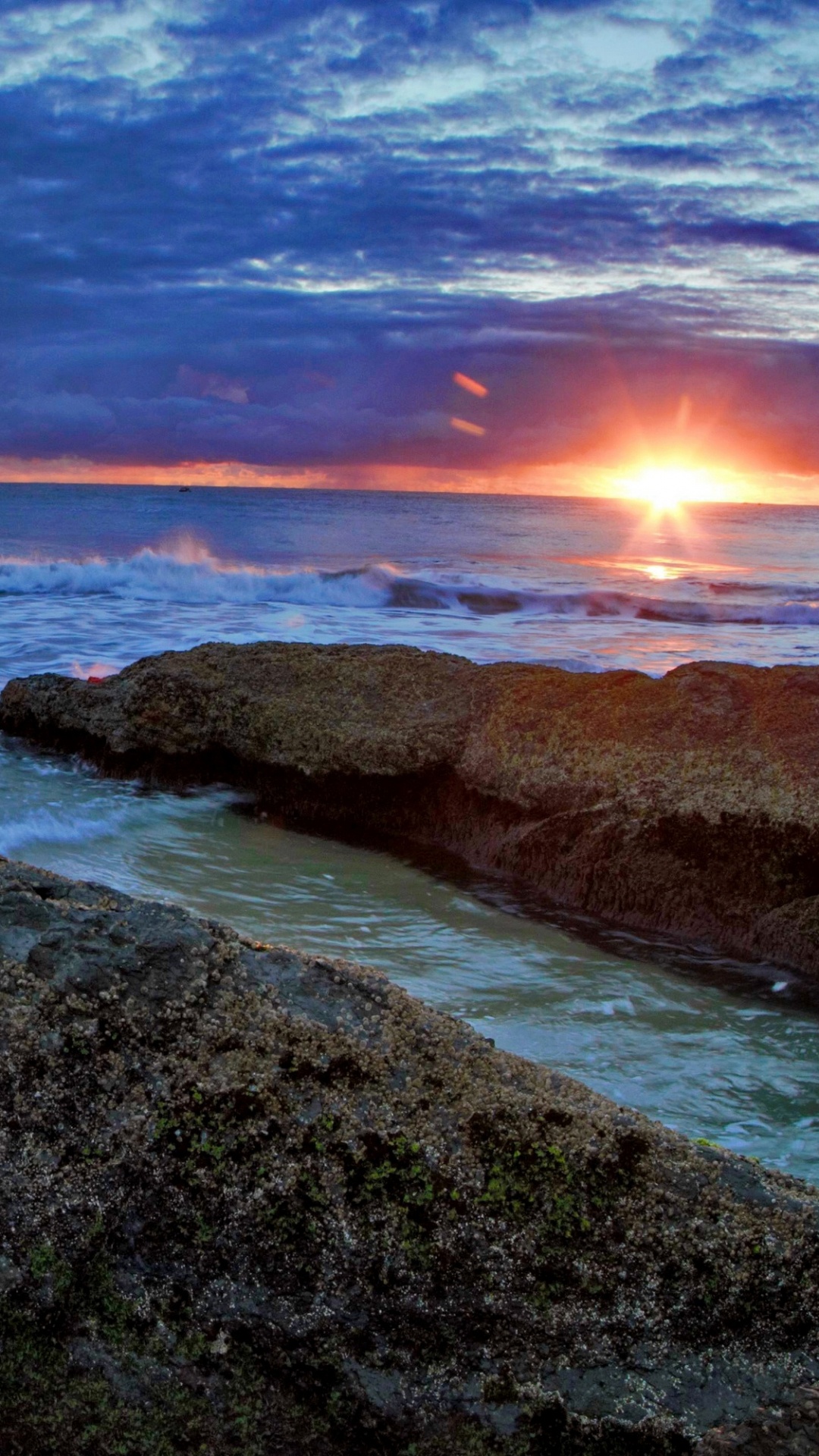 Formation Rocheuse Noire et Brune Sur la Mer Sous Des Nuages Gris Pendant la Journée. Wallpaper in 1080x1920 Resolution
