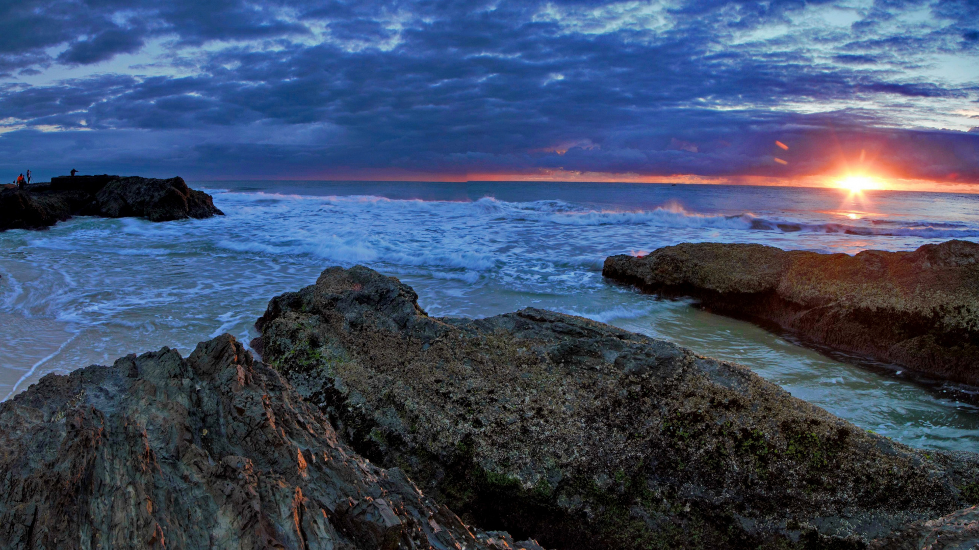Formation Rocheuse Noire et Brune Sur la Mer Sous Des Nuages Gris Pendant la Journée. Wallpaper in 1920x1080 Resolution