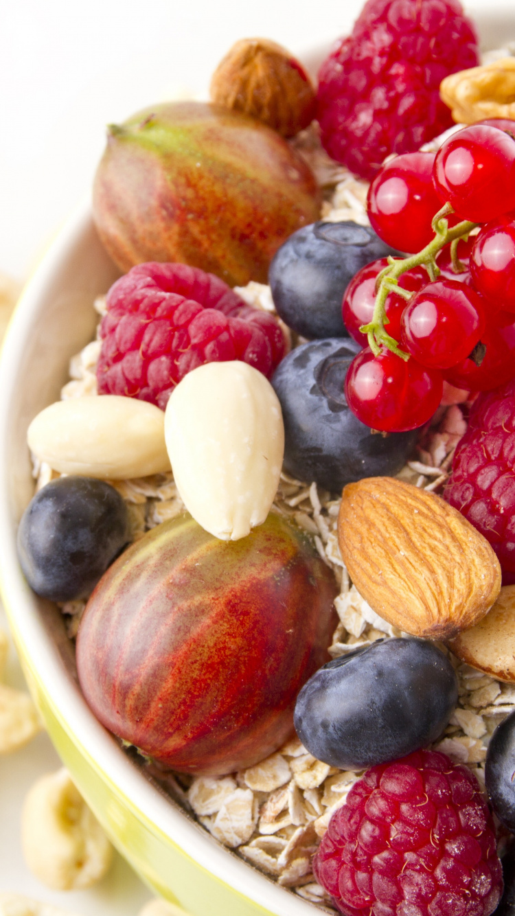 Bayas Rojas y Negras en Cuenco de Cerámica Blanca. Wallpaper in 750x1334 Resolution