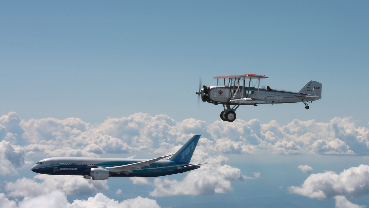 Blaues Und Weißes Flugzeug, Das Tagsüber Unter Blauem Himmel Fliegt. Wallpaper in 1280x720 Resolution