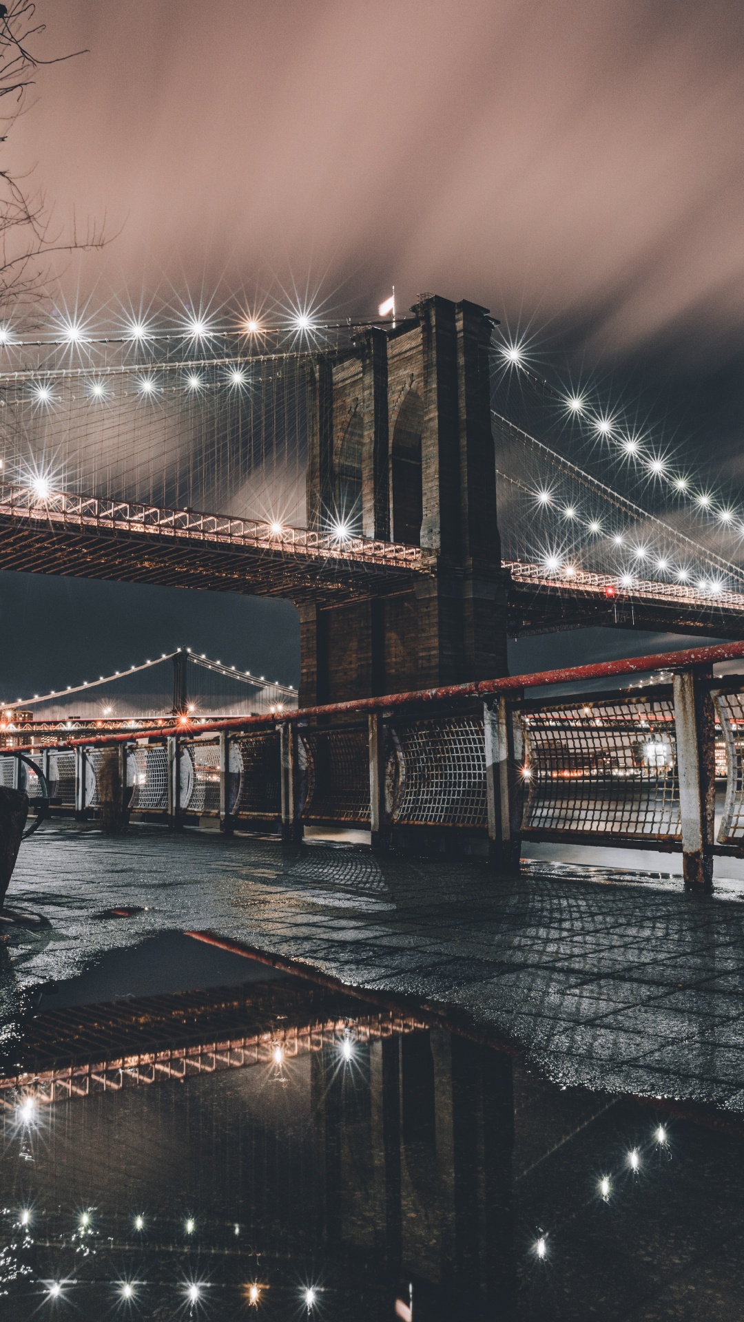 Pont Brun Au-dessus de L'eau Pendant la Nuit. Wallpaper in 1080x1920 Resolution