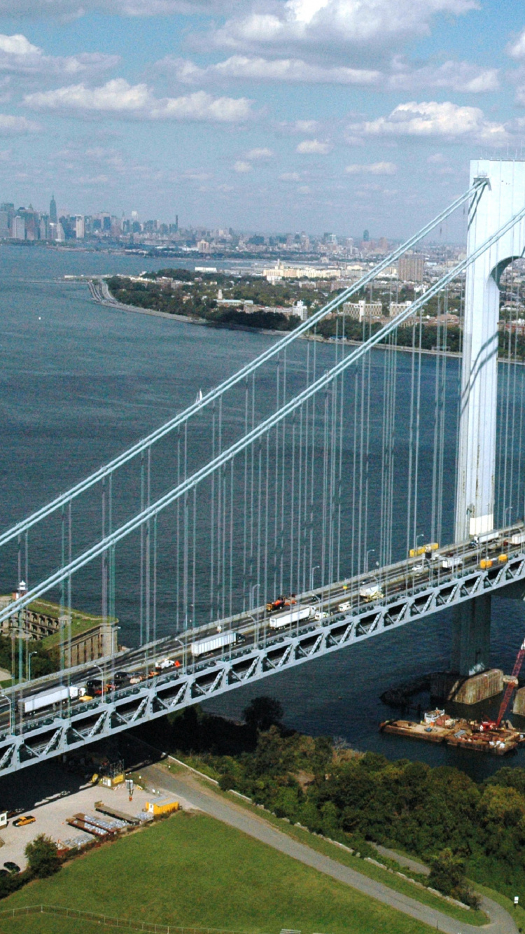 Pont Blanc Sur la Mer Sous Des Nuages Blancs et un Ciel Bleu Pendant la Journée. Wallpaper in 750x1334 Resolution