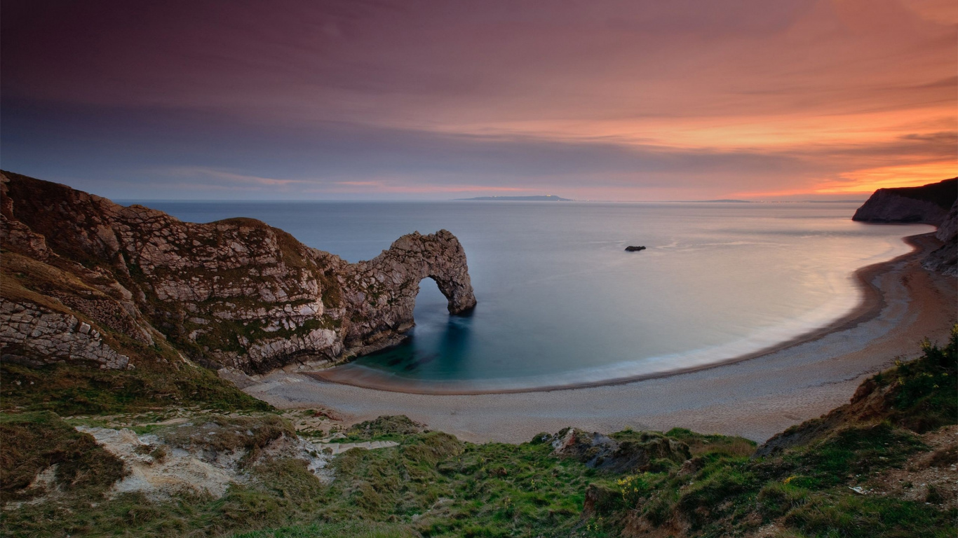 Brown Rock Formation on Body of Water During Daytime. Wallpaper in 1366x768 Resolution