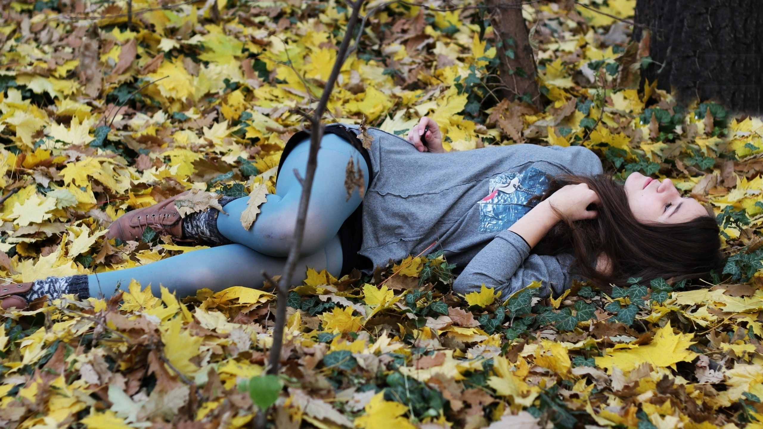 Herbst, Gelb, Laub, Frau, Mädchen. Wallpaper in 2560x1440 Resolution