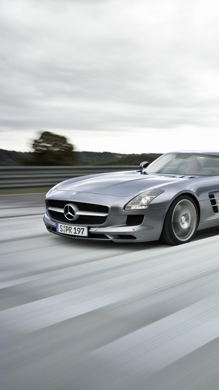 Schwarzes Mercedes Benz Coupé Tagsüber Unterwegs. Wallpaper in 720x1280 Resolution