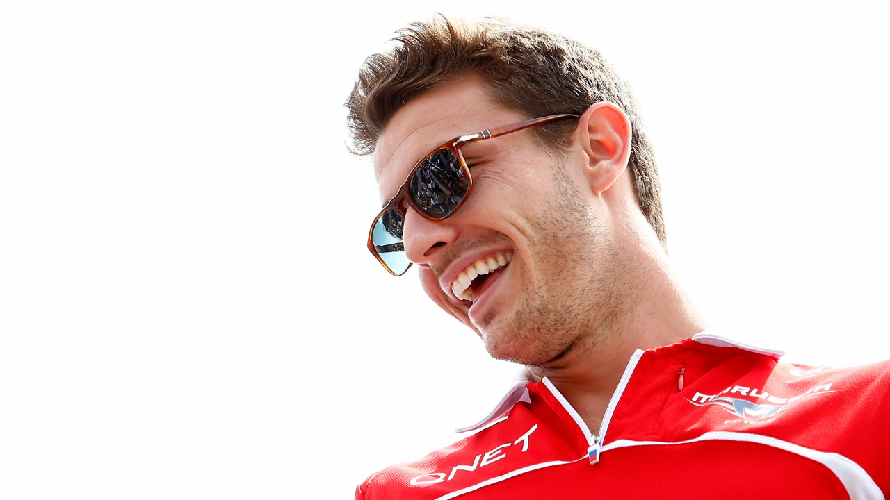 Man in Red and White Polo Shirt Wearing Black Sunglasses. Wallpaper in 1280x720 Resolution