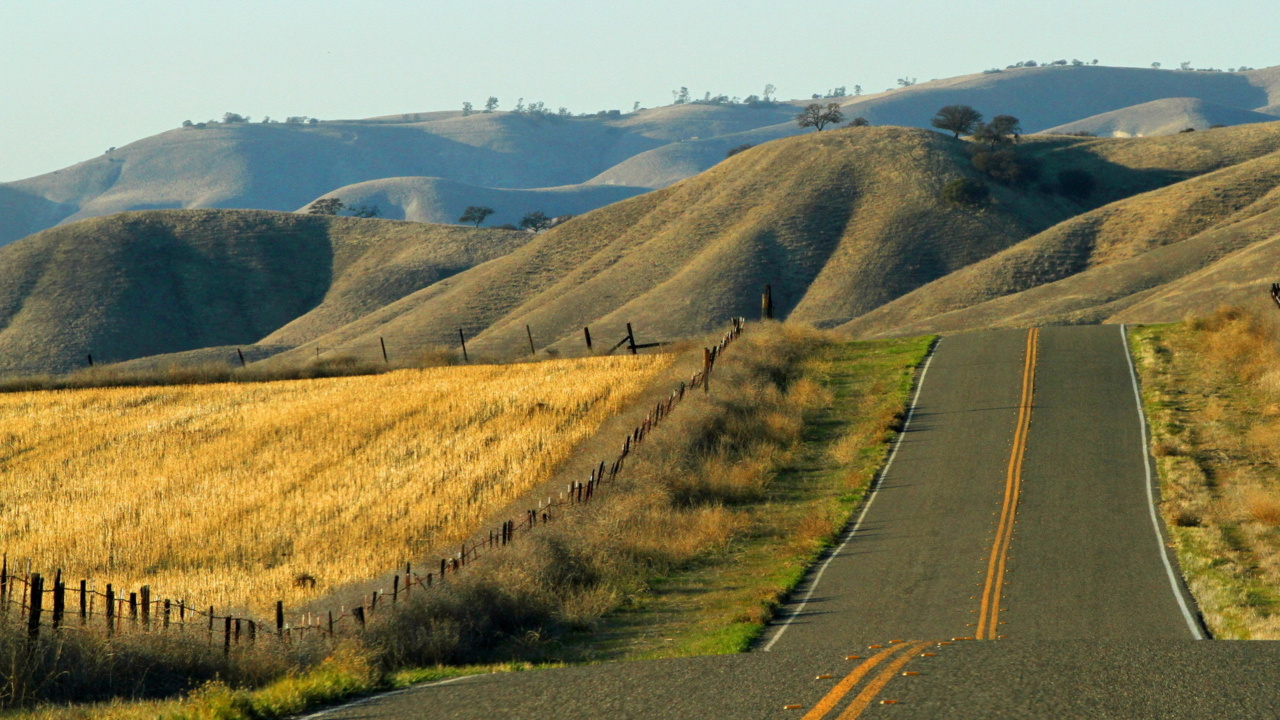 Gray Asphalt Road Between Green Grass Field During Daytime. Wallpaper in 1280x720 Resolution