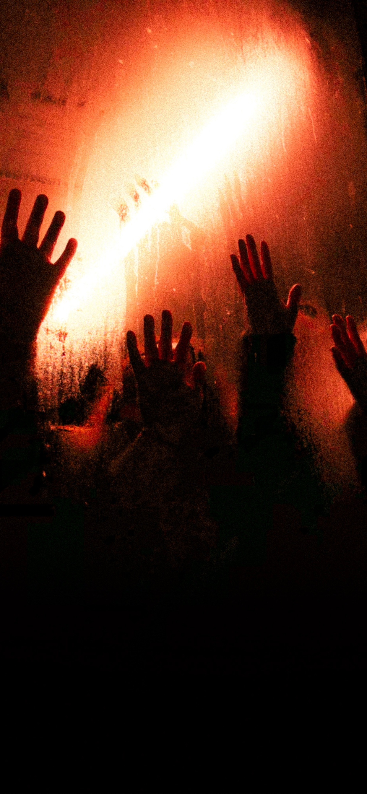 Silueta de Personas de Pie en el Escenario. Wallpaper in 1242x2688 Resolution