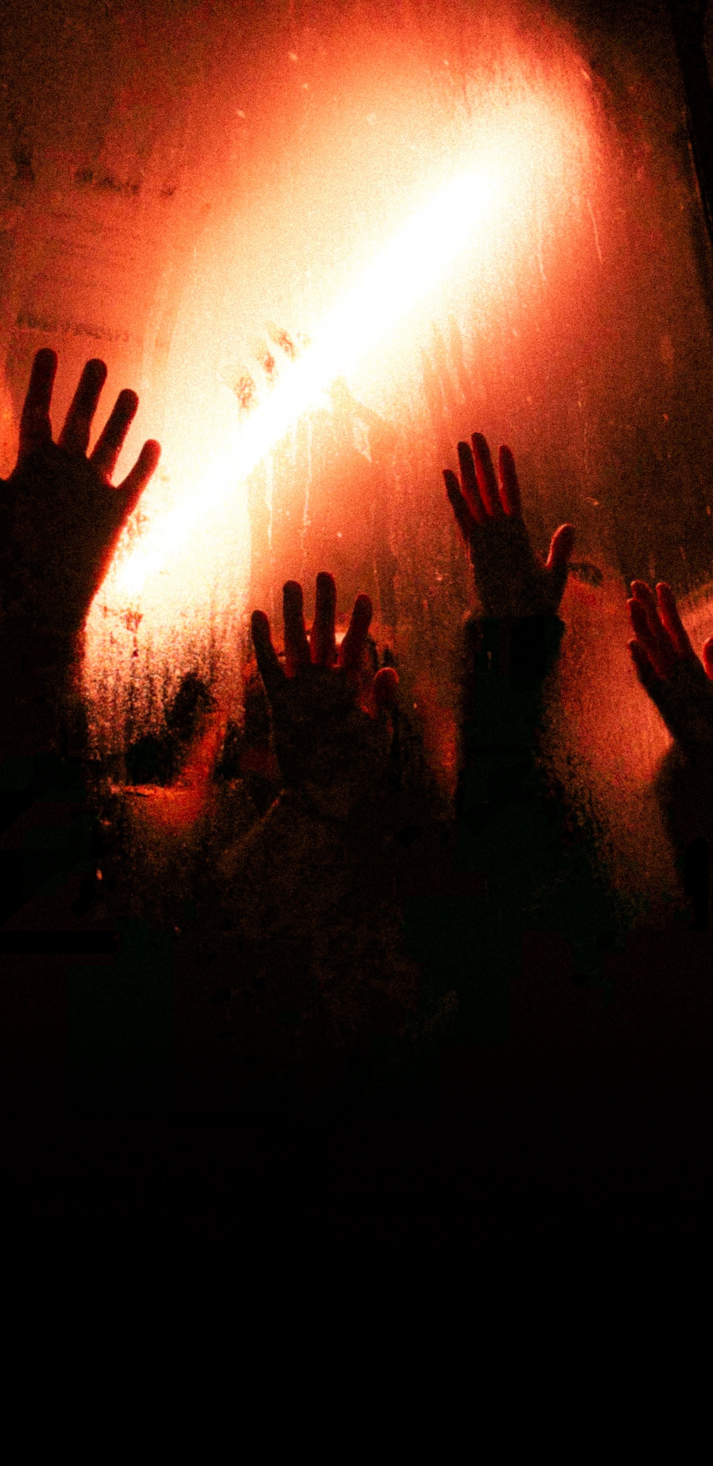 Silueta de Personas de Pie en el Escenario. Wallpaper in 1440x2960 Resolution