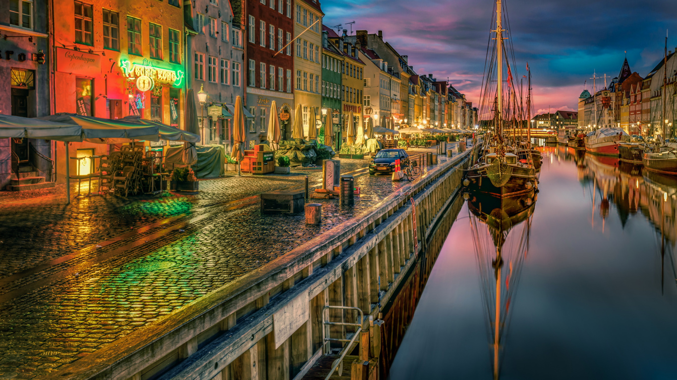 Braunes Und Weißes Betongebäude in Der Nähe Des Flusses Während Der Nacht. Wallpaper in 1366x768 Resolution