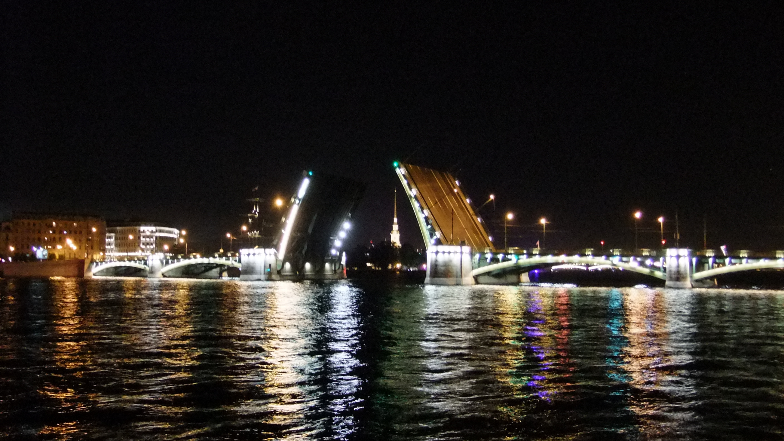 Les Lumières de la Ville Allumées Pendant la Nuit. Wallpaper in 2560x1440 Resolution