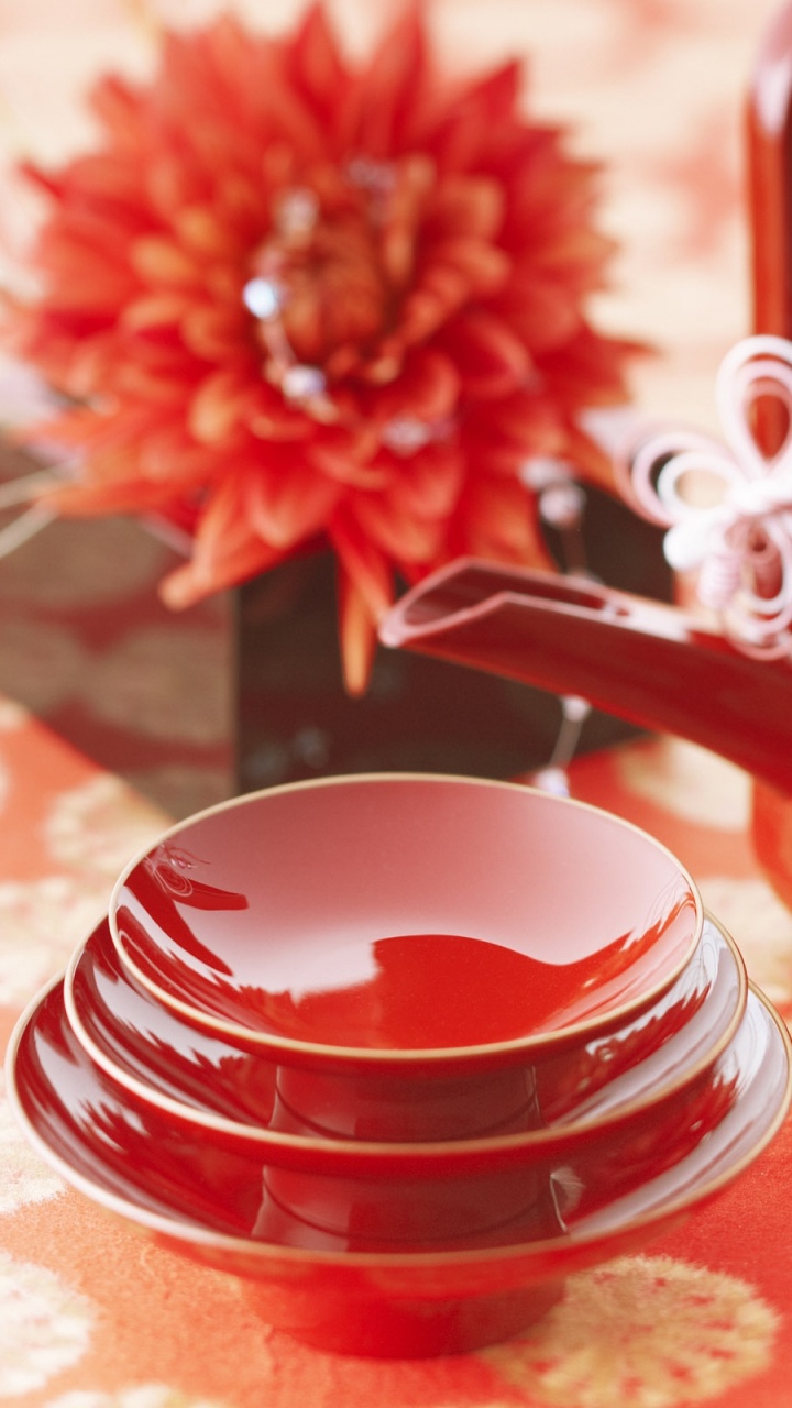 Mug en Céramique Rouge Sur Nappe Florale Rouge et Blanche. Wallpaper in 720x1280 Resolution