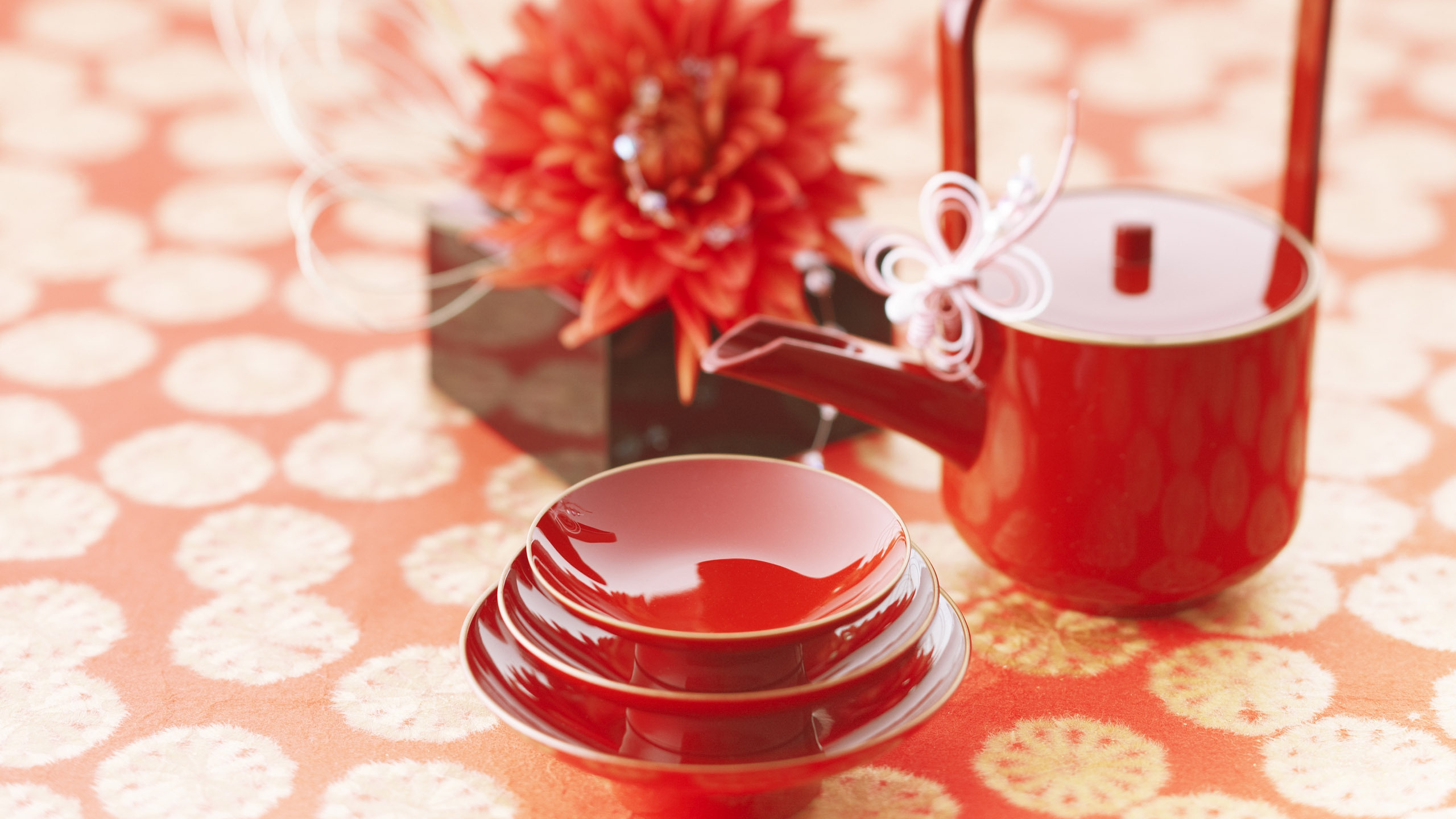 Taza de Cerámica Roja Sobre Mantel Floral Rojo y Blanco. Wallpaper in 2560x1440 Resolution