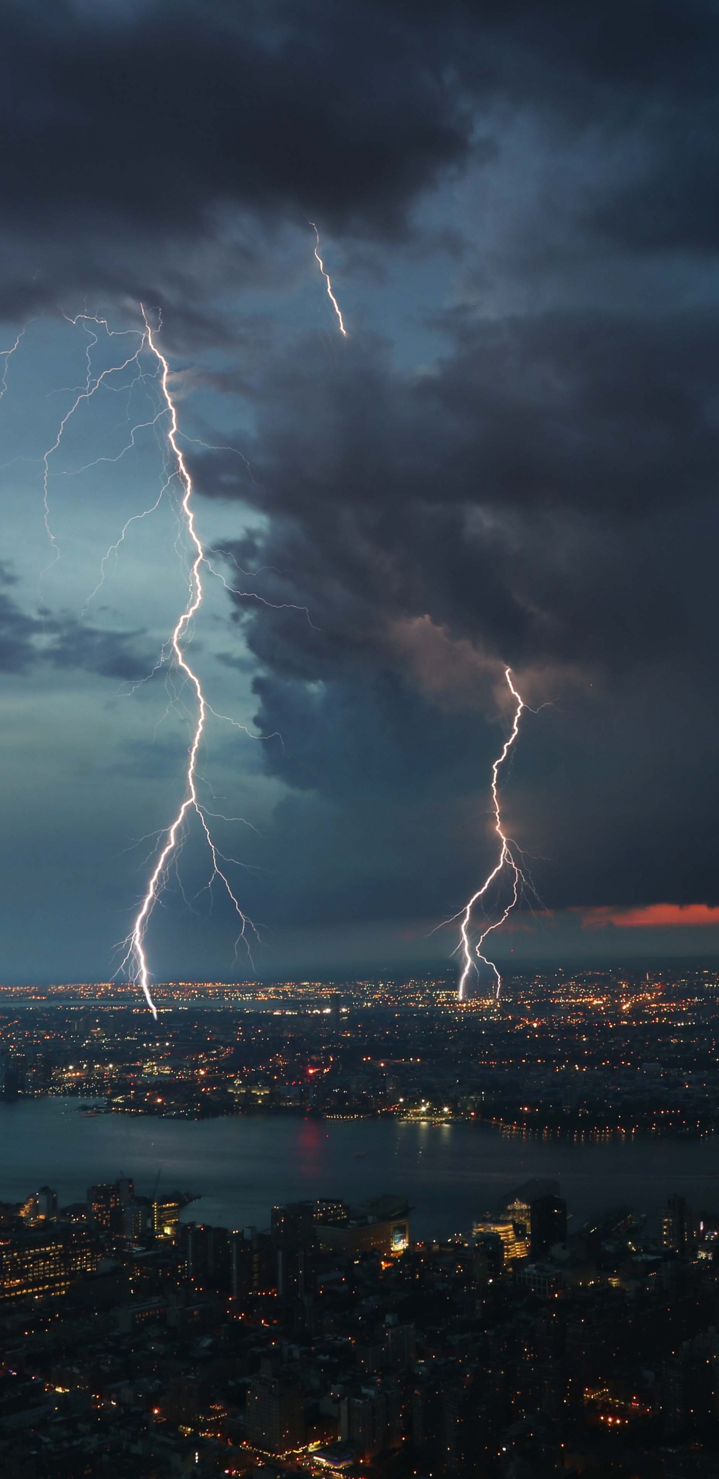 Horizonte de la Ciudad Bajo Las Nubes Blancas. Wallpaper in 1440x2960 Resolution