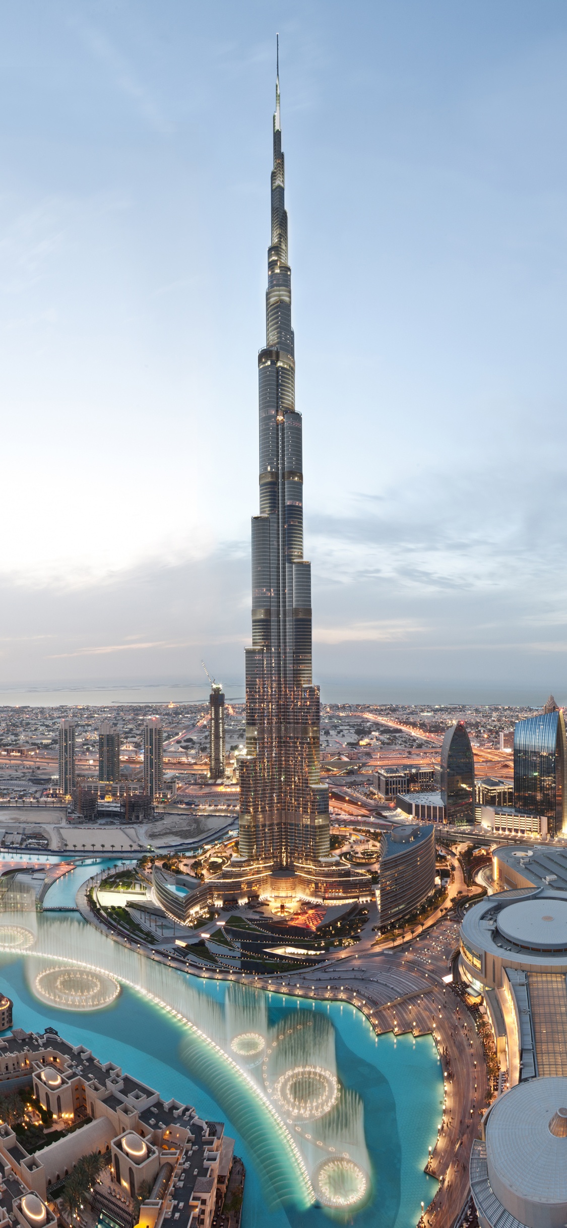 Skyline Der Stadt Unter Blauem Himmel Tagsüber. Wallpaper in 1125x2436 Resolution