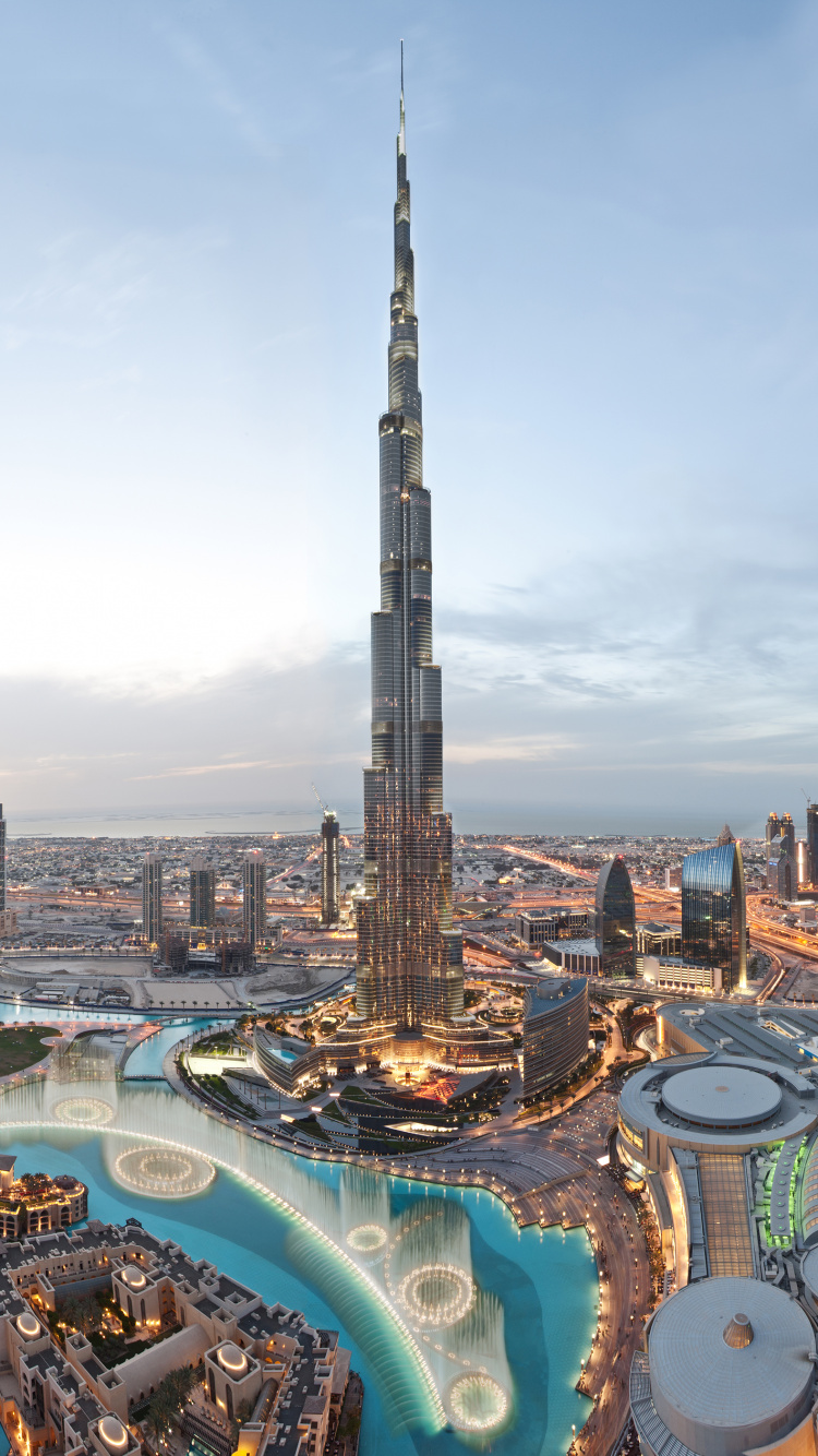 Skyline Der Stadt Unter Blauem Himmel Tagsüber. Wallpaper in 750x1334 Resolution