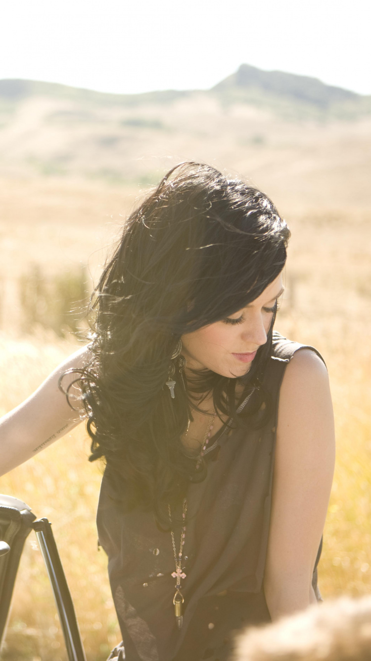 Katy Perry, Été, Séance, Prairie, Coiffures. Wallpaper in 750x1334 Resolution