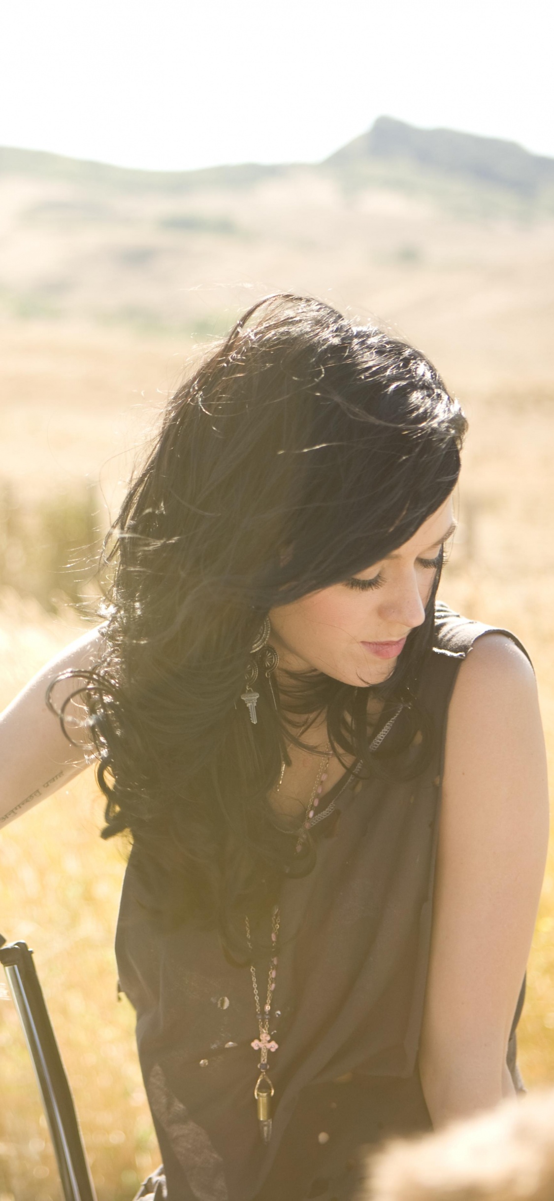 Katy Perry, Hellwach, Sonnenlicht, Gras, Sommer. Wallpaper in 1125x2436 Resolution