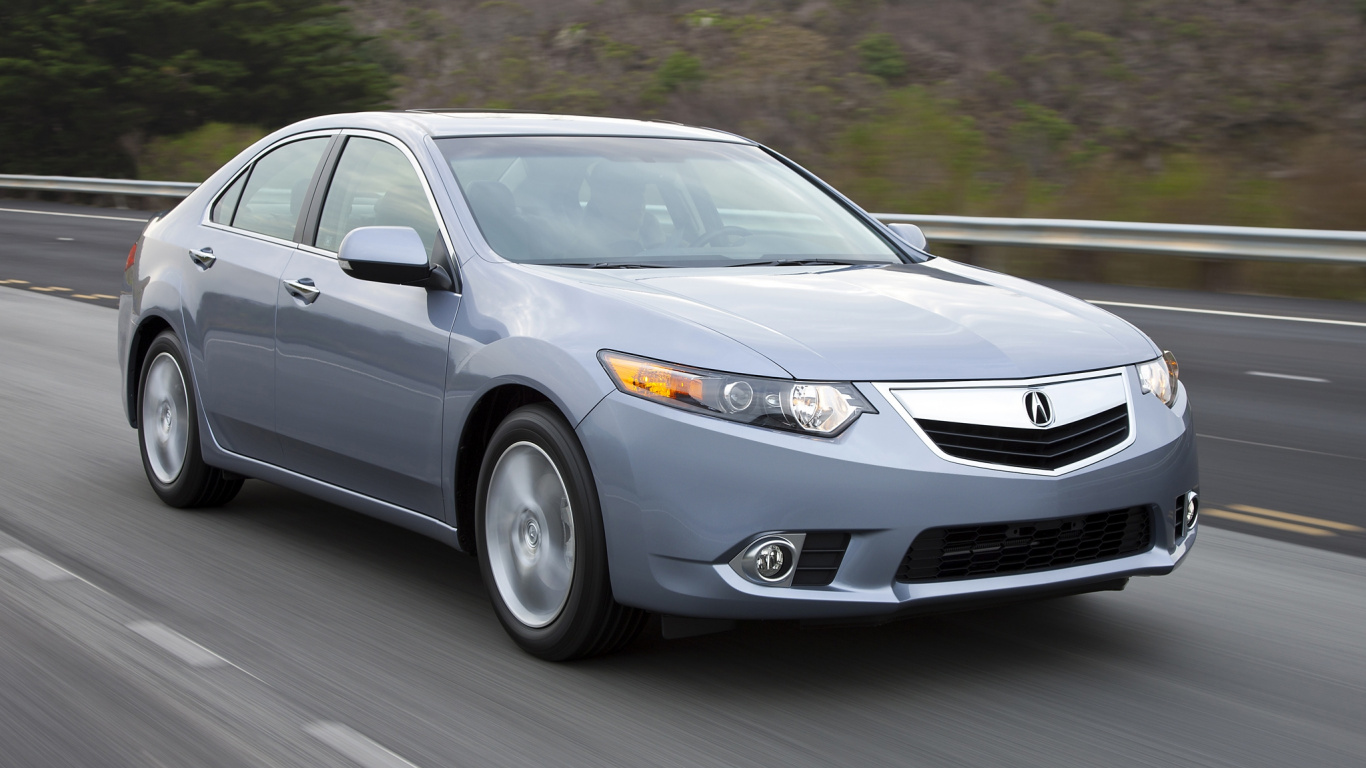 Silver Mercedes Benz Berline Sur Route Pendant la Journée. Wallpaper in 1366x768 Resolution