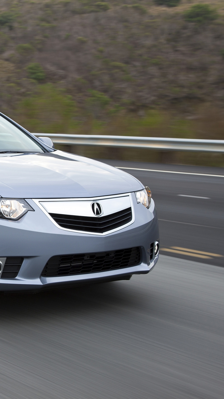 Silver Mercedes Benz Berline Sur Route Pendant la Journée. Wallpaper in 750x1334 Resolution