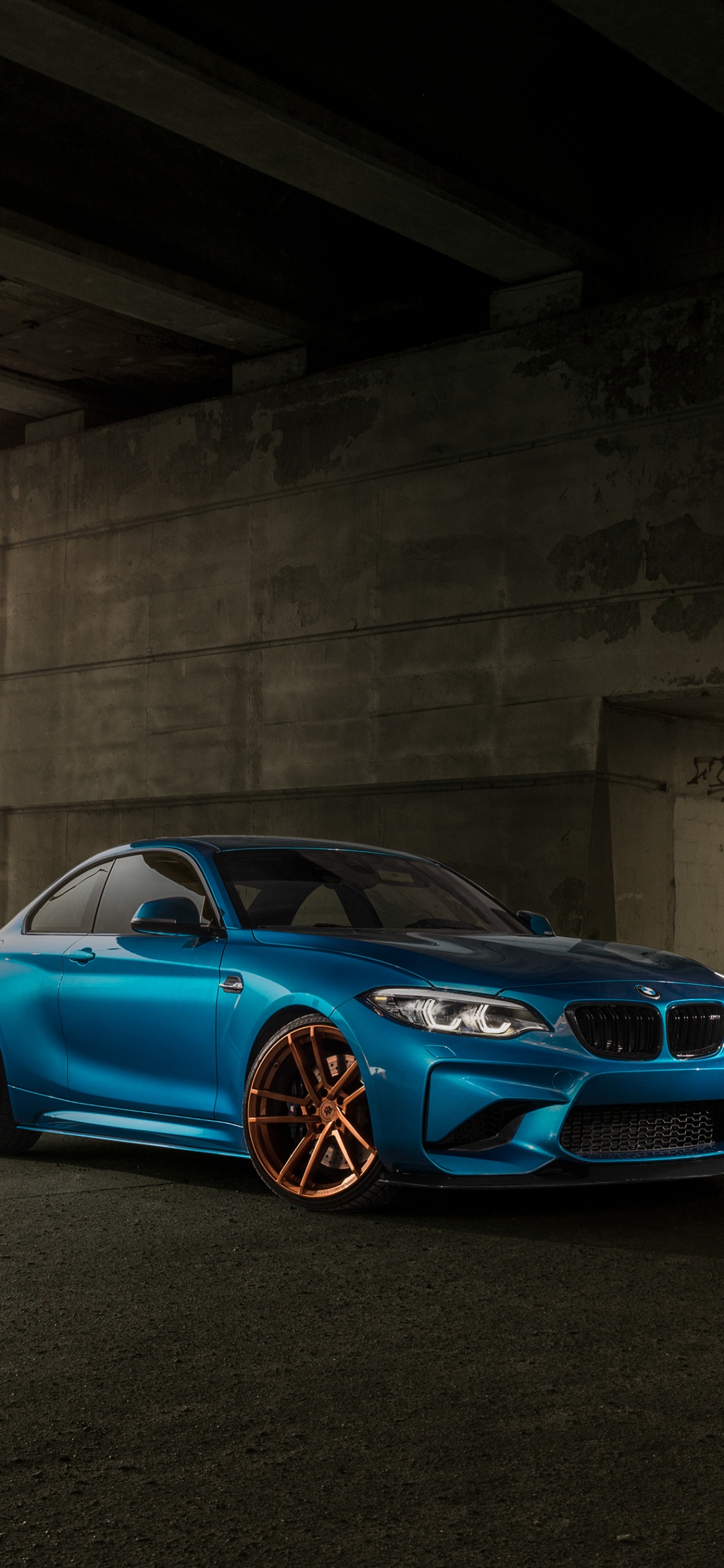 Azul Bmw m 3 Coupe Estacionado en la Carretera de Hormigón Gris. Wallpaper in 1125x2436 Resolution