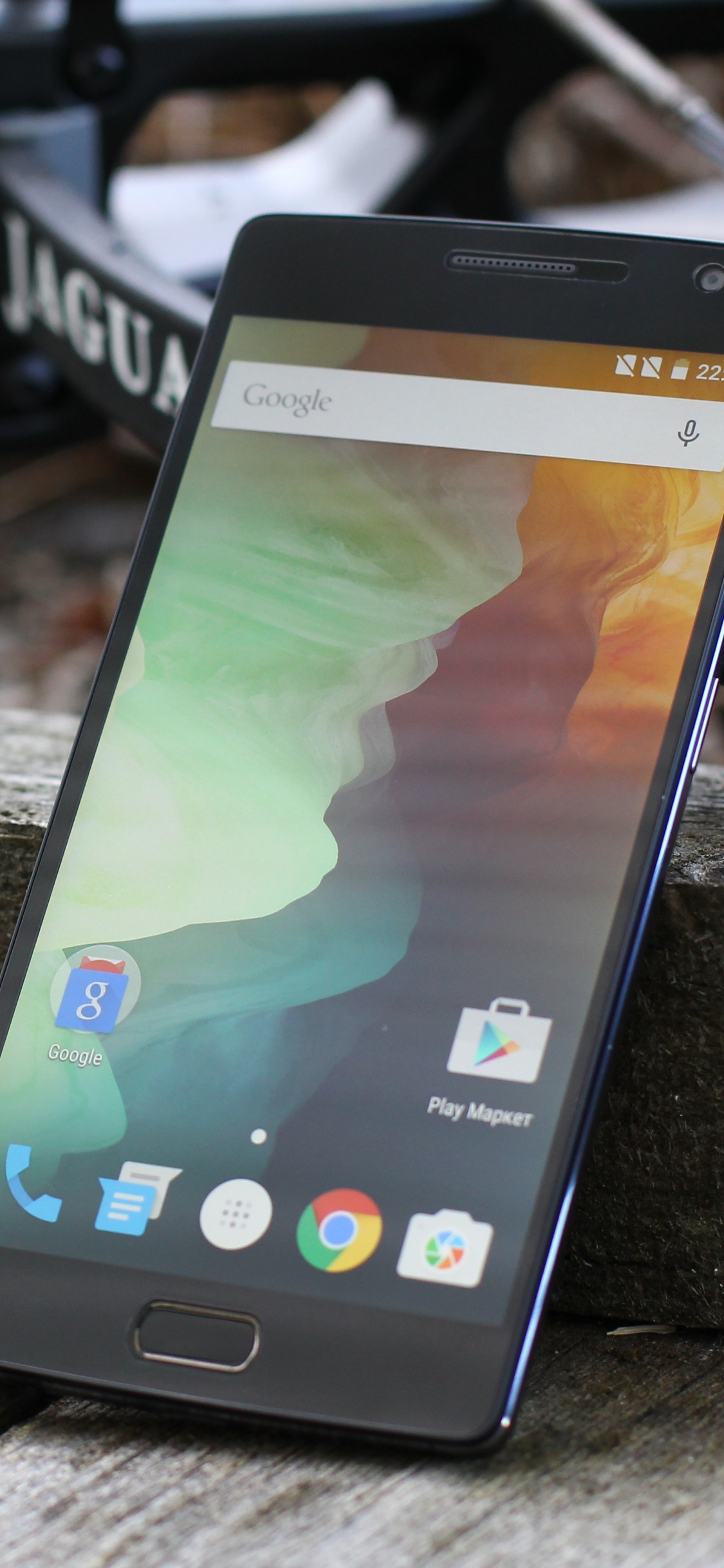 Smartphone Android Samsung Noir Sur Une Surface en Bois Marron. Wallpaper in 1125x2436 Resolution