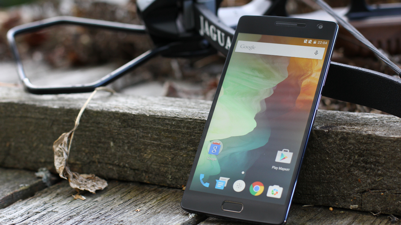 Smartphone Android Samsung Noir Sur Une Surface en Bois Marron. Wallpaper in 1366x768 Resolution